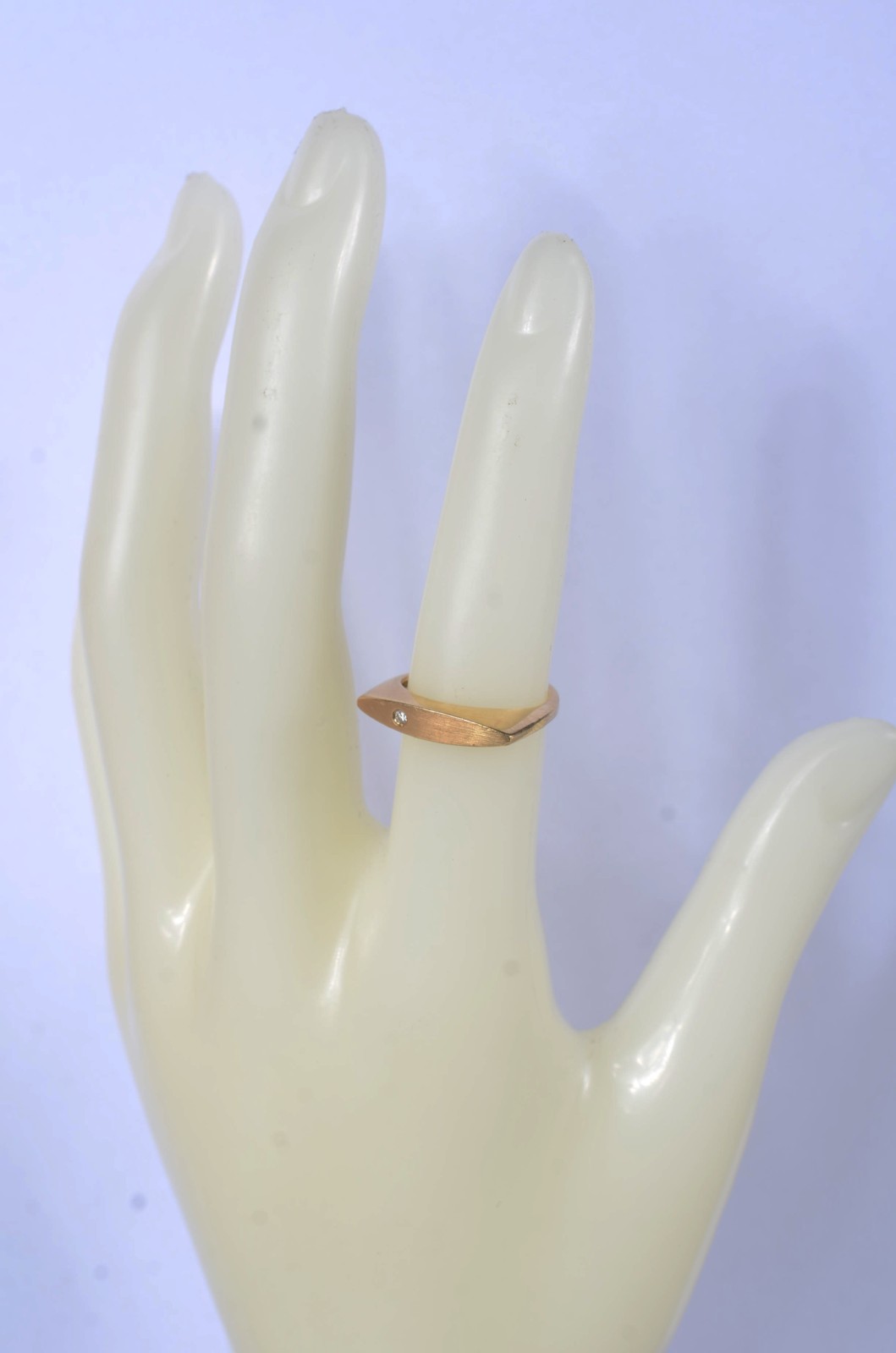 Anel de ouro 18 k., contraste 750 com brilhante, aro 12. (Por motivos... - foto 5 de 8