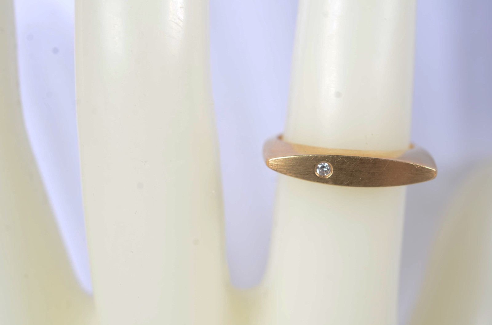 Anel de ouro 18 k., contraste 750 com brilhante, aro 12. (Por motivos... - foto 6 de 8