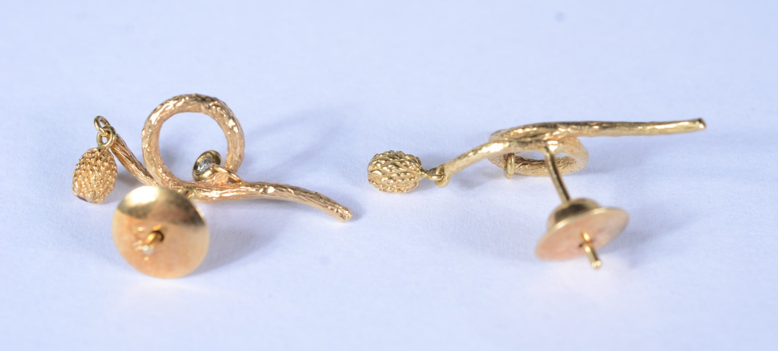 Par de brincos de ouro 18 k., contraste 750 feitio cobra. (Por... - foto 2 de 5