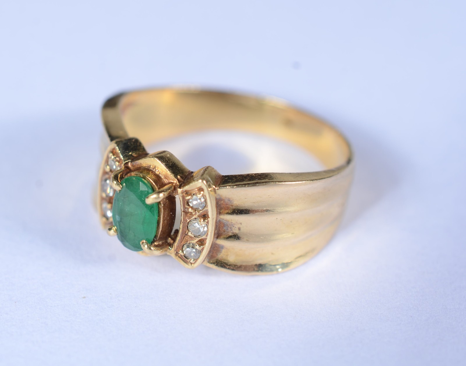 Anel de ouro 18 k., contraste 750 com 6 brilhantes de uma esmeralda... - foto 1 de 9