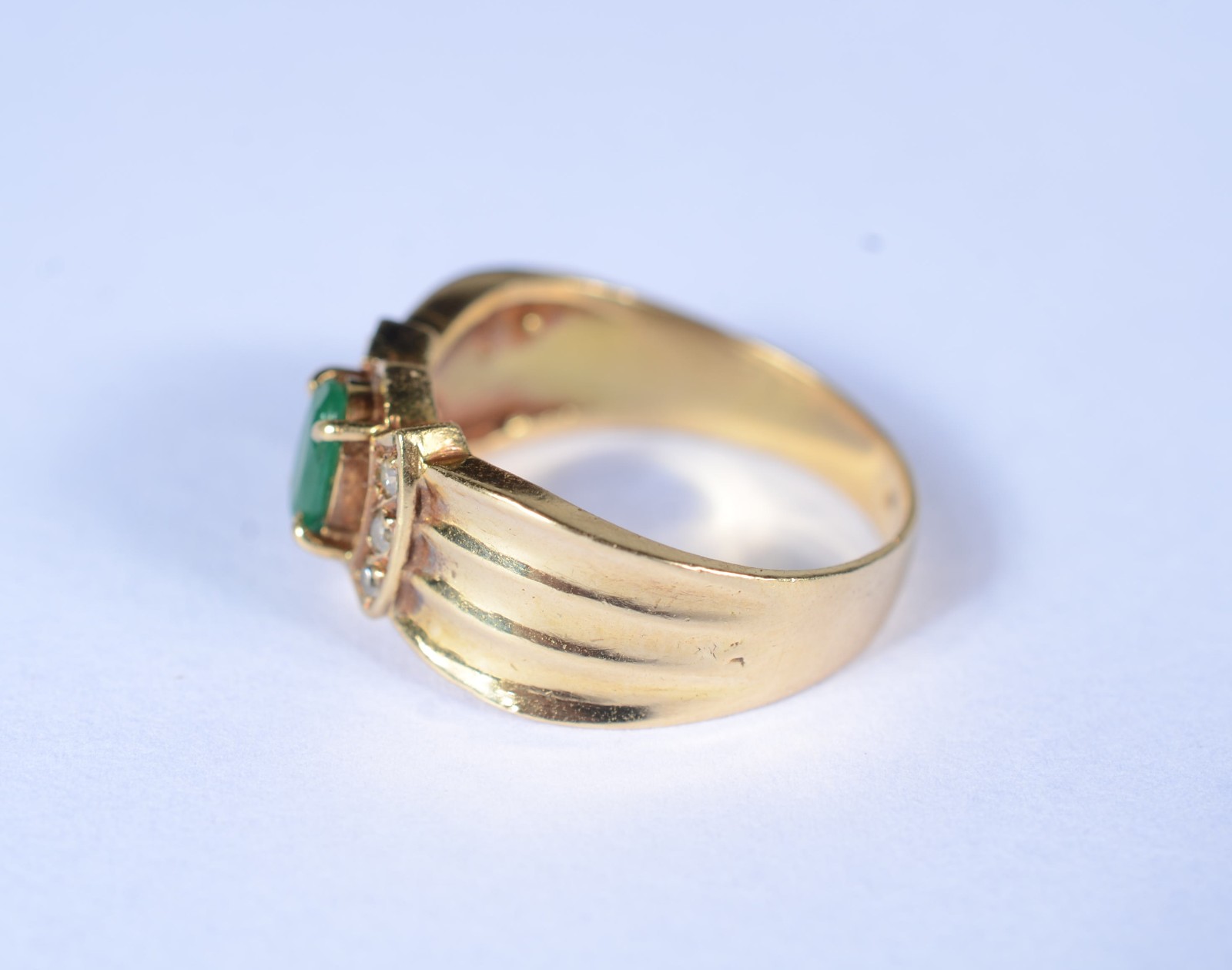 Anel de ouro 18 k., contraste 750 com 6 brilhantes de uma esmeralda... - foto 2 de 9