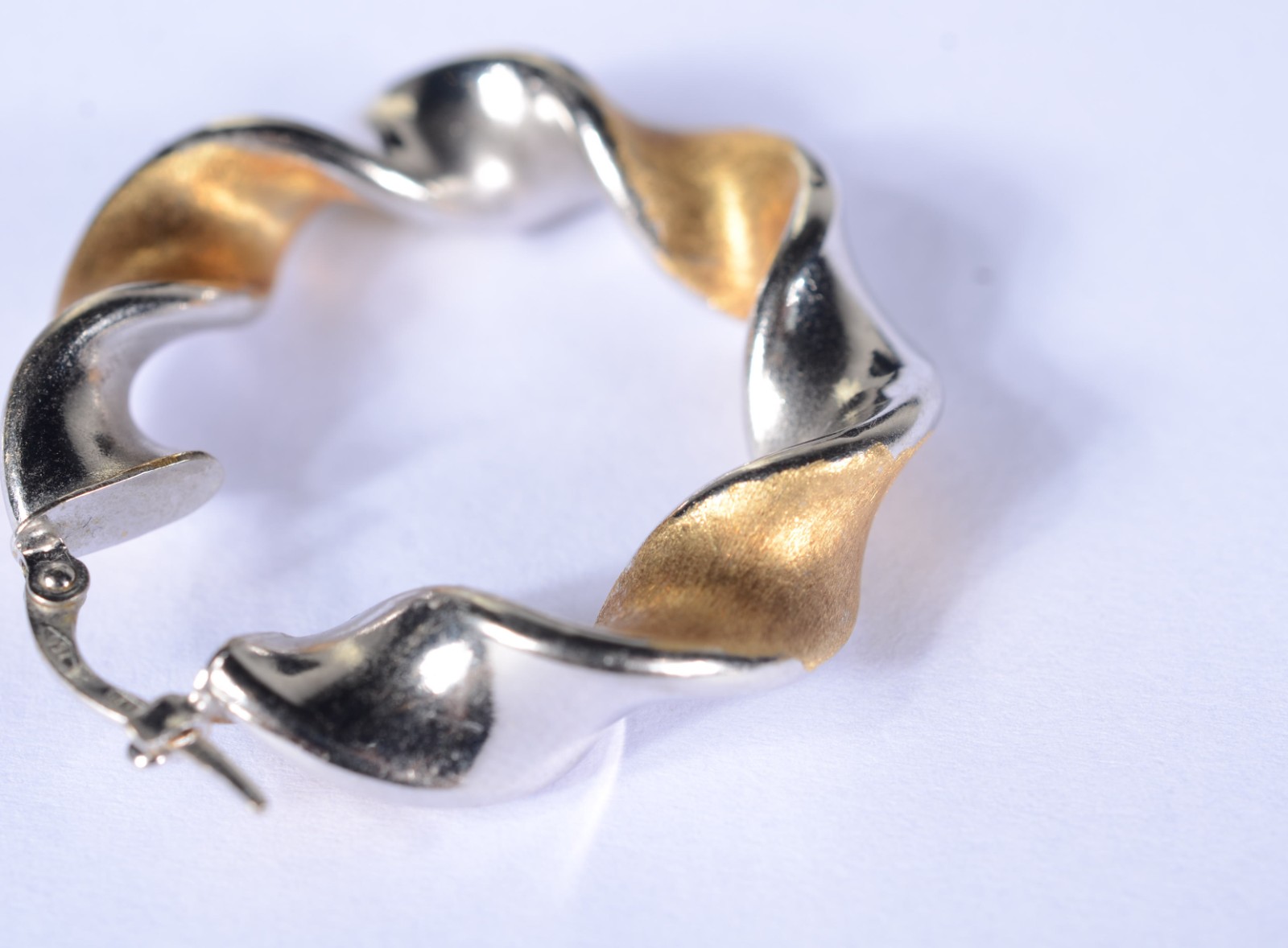Par de argolas feitio "torcidas" de ouro 18 k., e ouro branco. (Por... - foto 2 de 4
