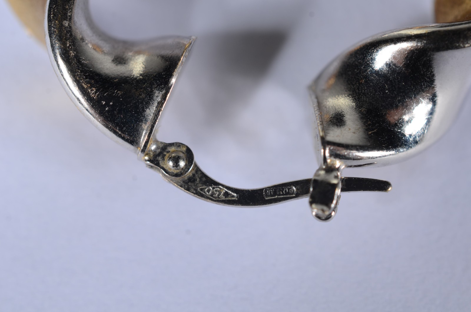 Par de argolas feitio "torcidas" de ouro 18 k., e ouro branco. (Por... - foto 3 de 4