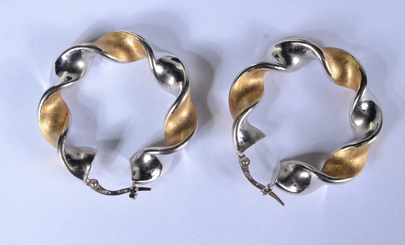 Par de argolas feitio "torcidas" de ouro 18 k., e ouro branco. (Por... - foto 4 de 4