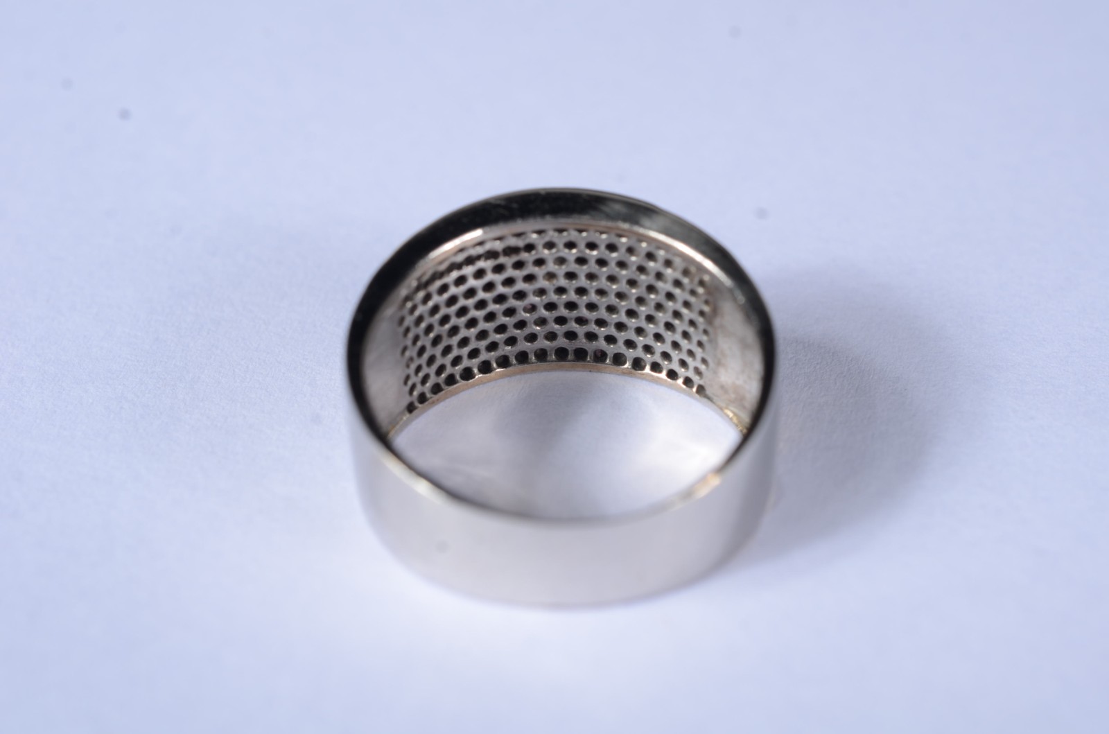 Anel de ouro branco cravejado com aproximadamente 180 brilhantes, aro... - foto 6 de 7