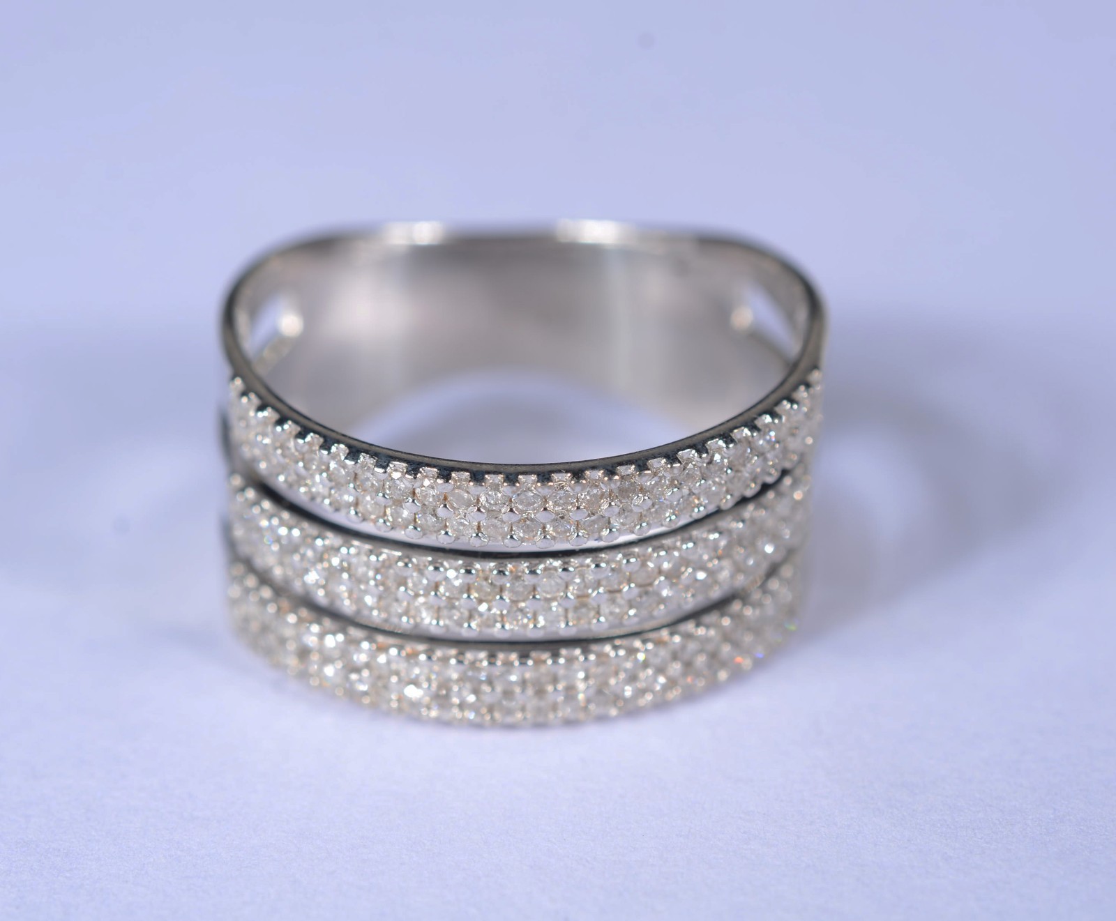 Anel de ouro branco cravejado com 3 aros, aro 22. (Por motivos de... - foto 1 de 9