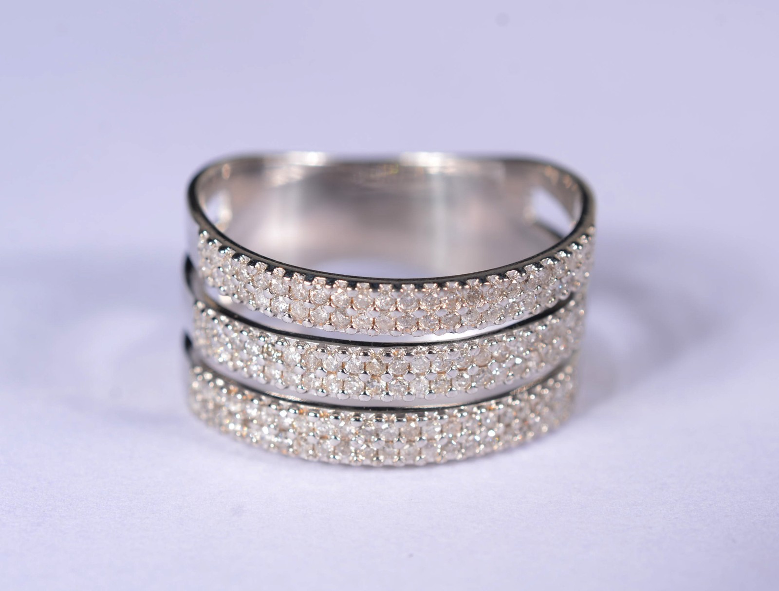 Anel de ouro branco cravejado com 3 aros, aro 22. (Por motivos de... - foto 2 de 9