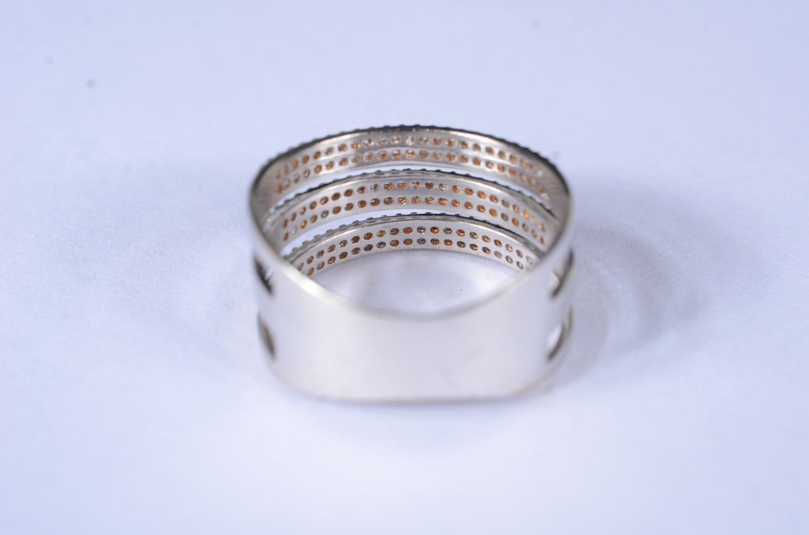 Anel de ouro branco cravejado com 3 aros, aro 22. (Por motivos de... - foto 5 de 9