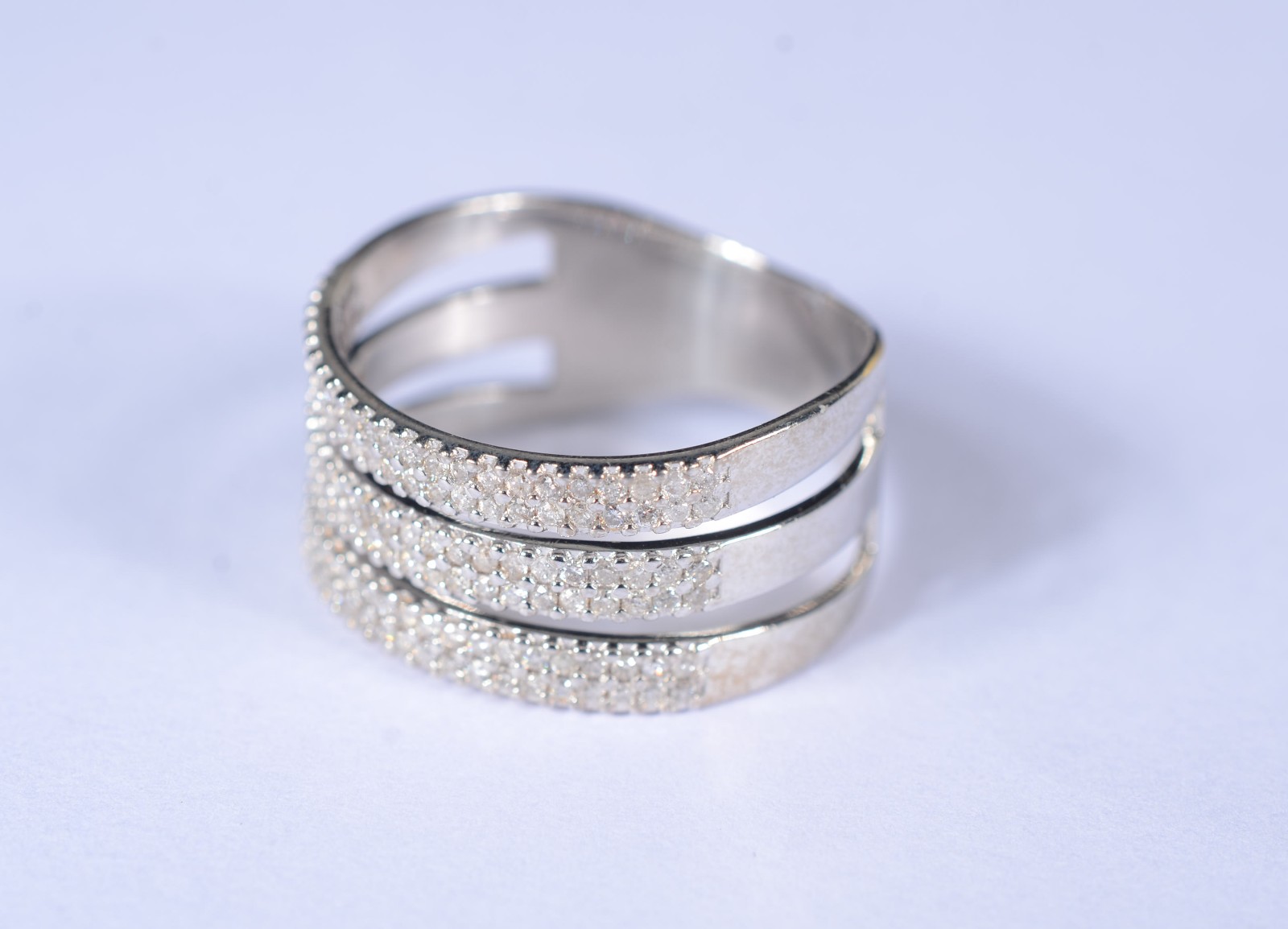 Anel de ouro branco cravejado com 3 aros, aro 22. (Por motivos de... - foto 6 de 9