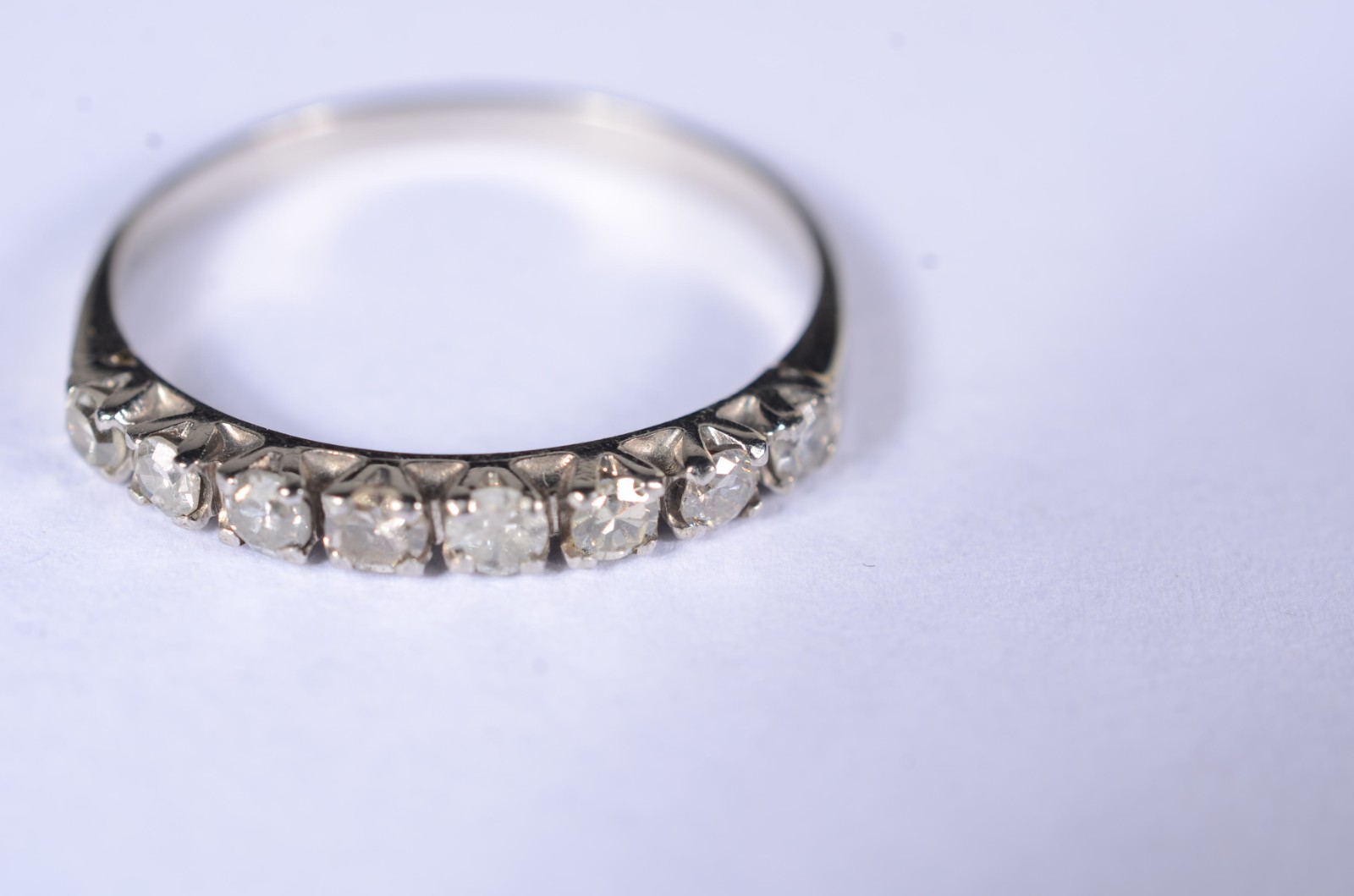 Meia aliança de ouro branco com aproximadamente 0,40 ct de brilhante... - foto 6 de 9