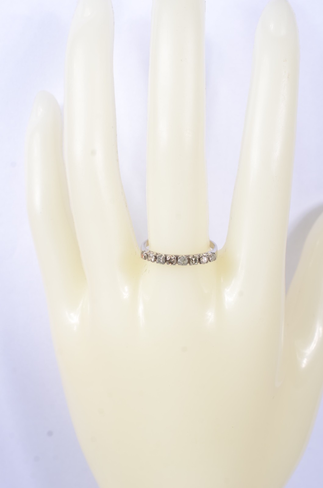 Meia aliança de ouro branco com aproximadamente 0,40 ct de brilhante... - foto 7 de 9