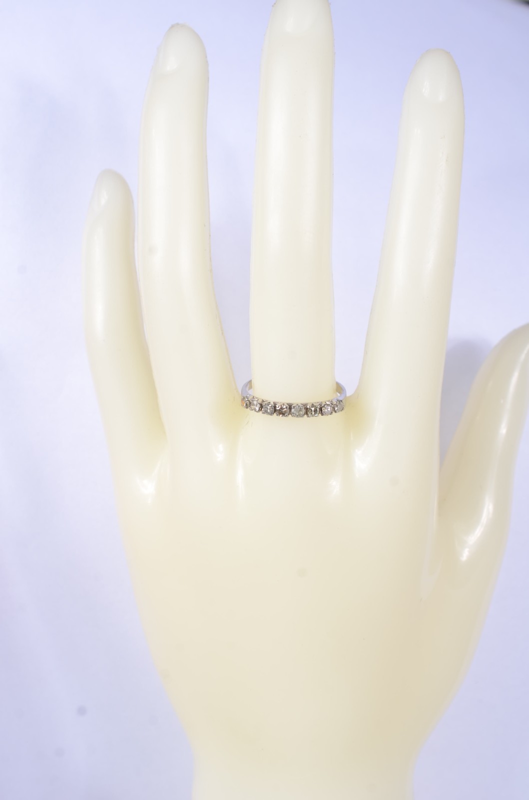 Meia aliança de ouro branco com aproximadamente 0,40 ct de brilhante... - foto 8 de 9