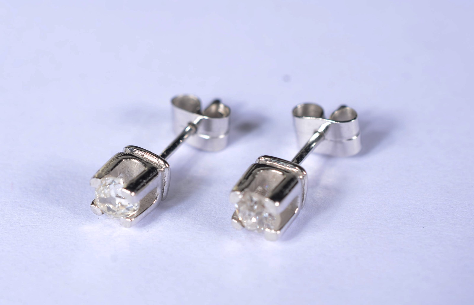 Par de brincos de ouro branco com 2 brilhantes de 0,20 ct , total... - foto 1 de 4