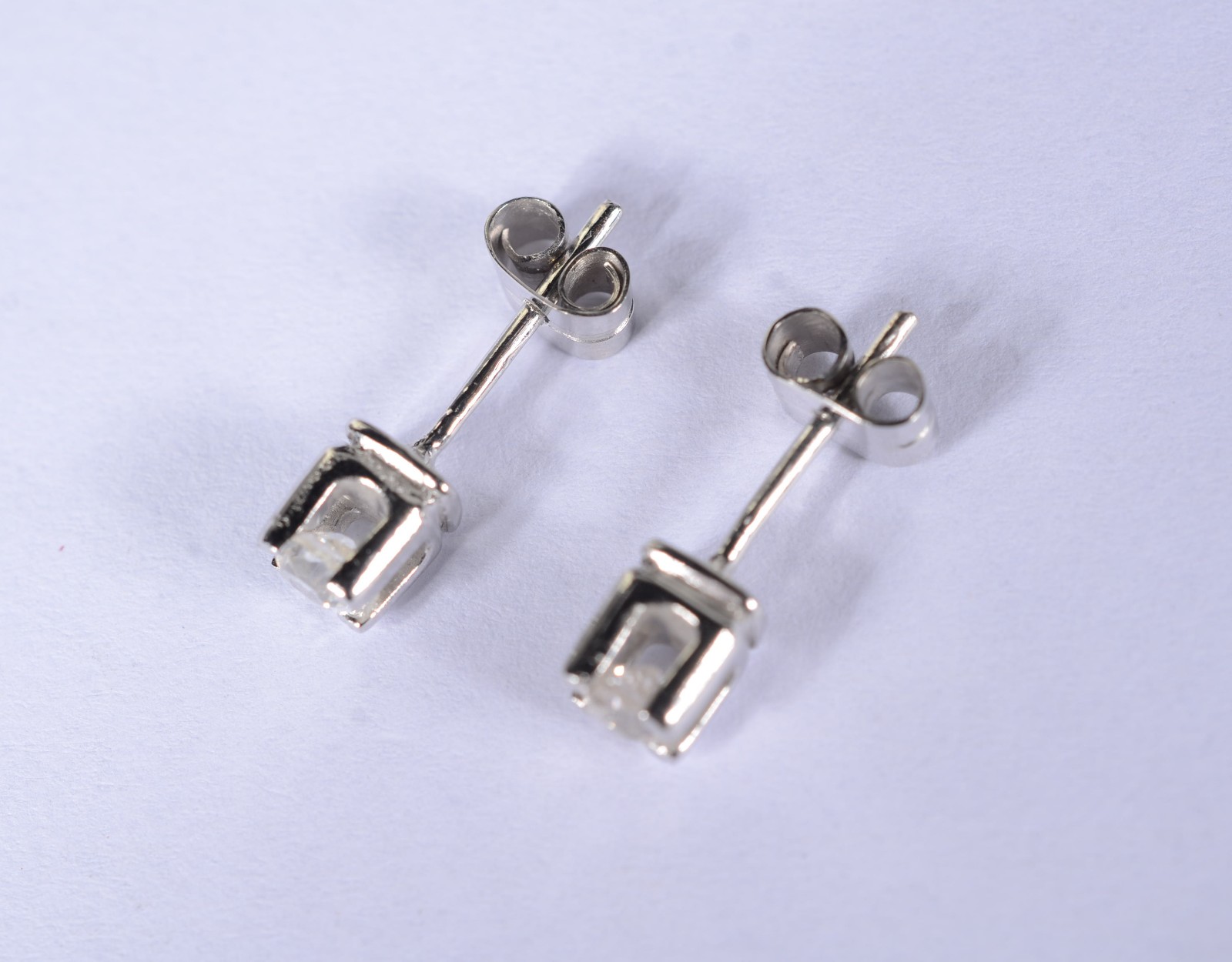 Par de brincos de ouro branco com 2 brilhantes de 0,20 ct , total... - foto 2 de 4