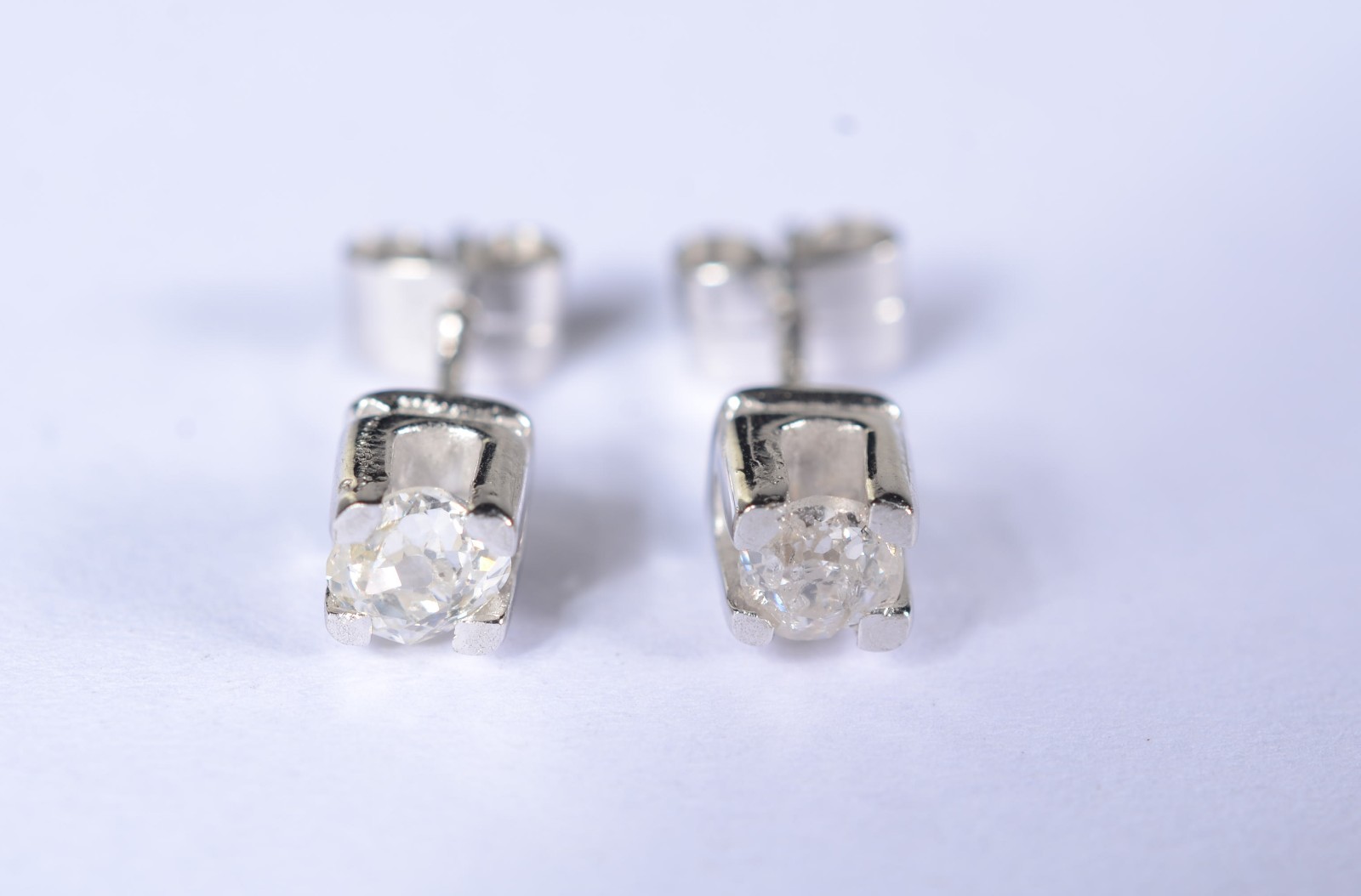 Par de brincos de ouro branco com 2 brilhantes de 0,20 ct , total... - foto 3 de 4