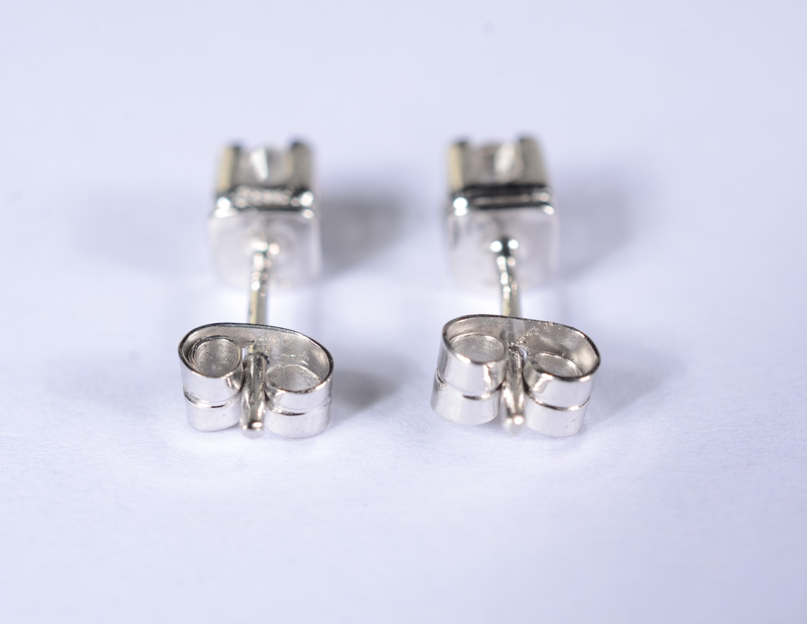 Par de brincos de ouro branco com 2 brilhantes de 0,20 ct , total... - foto 4 de 4