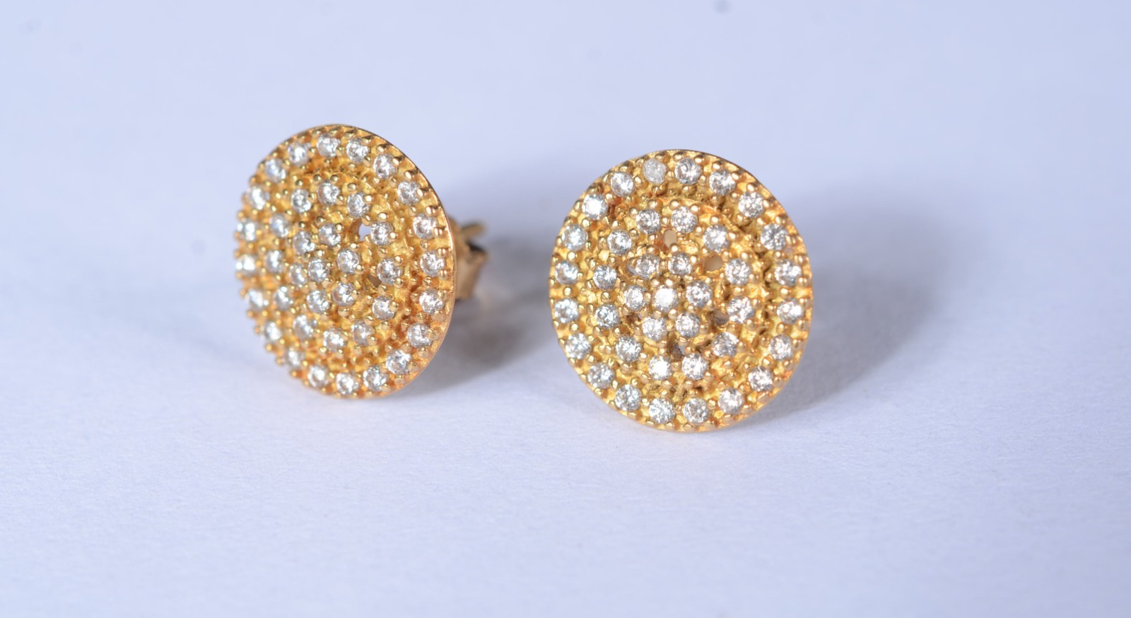 Par de brincos de ouro 18 k., mini brilhantes. (Por motivos de... - foto 1 de 5