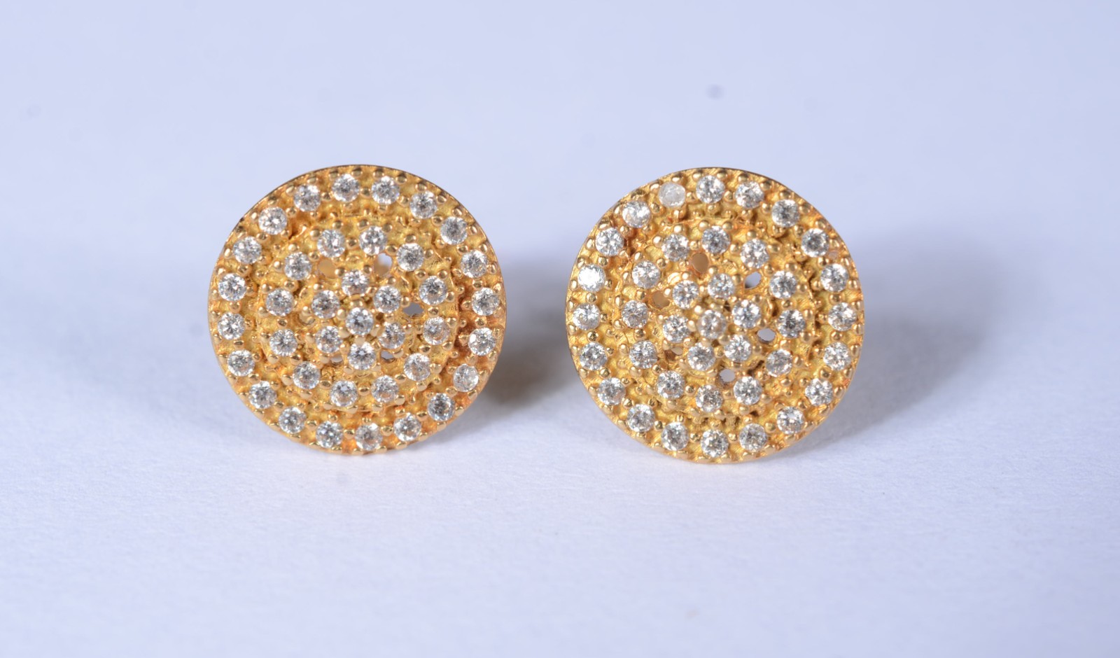 Par de brincos de ouro 18 k., mini brilhantes. (Por motivos de... - foto 2 de 5