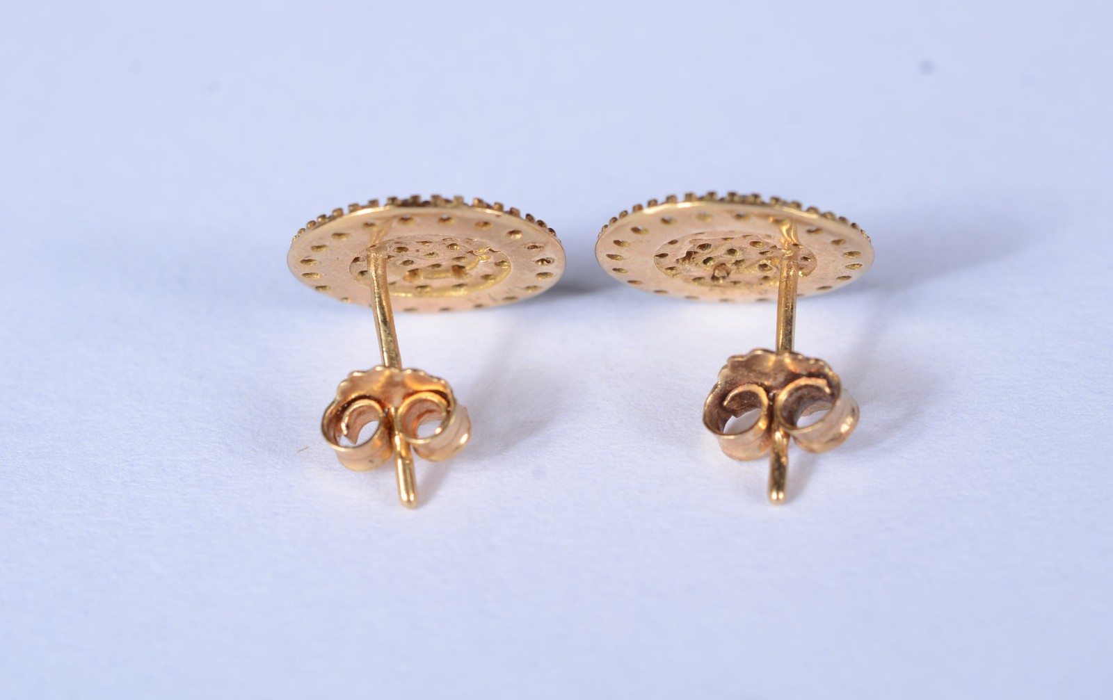 Par de brincos de ouro 18 k., mini brilhantes. (Por motivos de... - foto 3 de 5