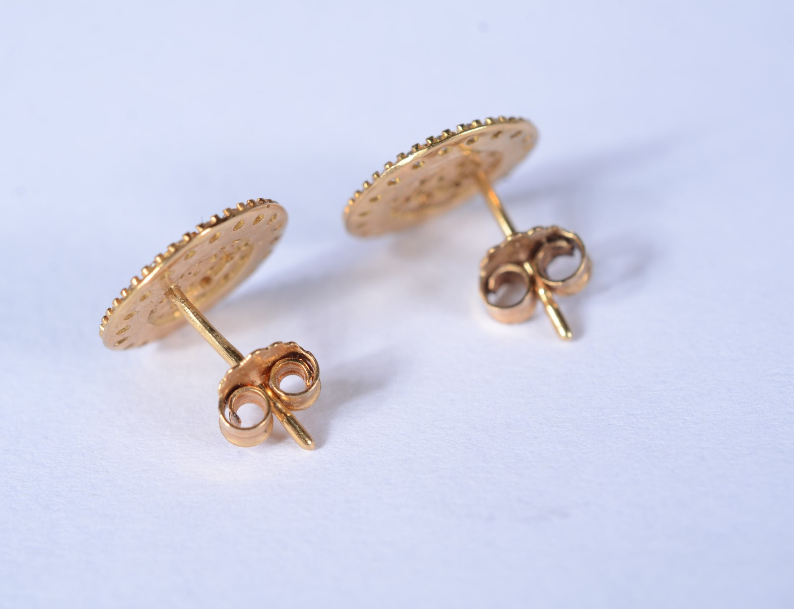 Par de brincos de ouro 18 k., mini brilhantes. (Por motivos de... - foto 4 de 5