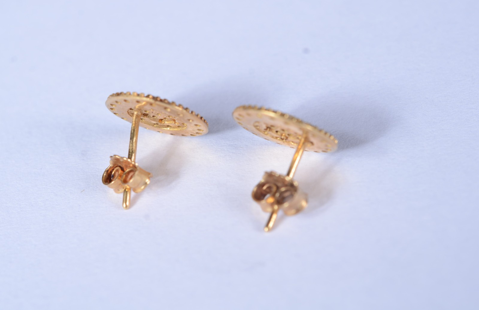 Par de brincos de ouro 18 k., mini brilhantes. (Por motivos de... - foto 5 de 5