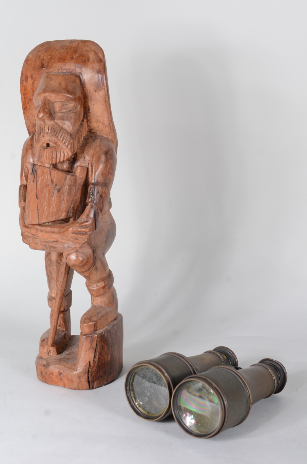 Duas peças diversas, sendo: binoculo de metal e escultura de madeira... - foto 1 de 10