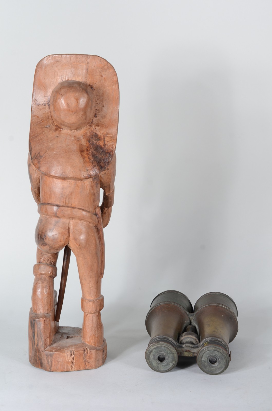 Duas peças diversas, sendo: binoculo de metal e escultura de madeira... - foto 2 de 10