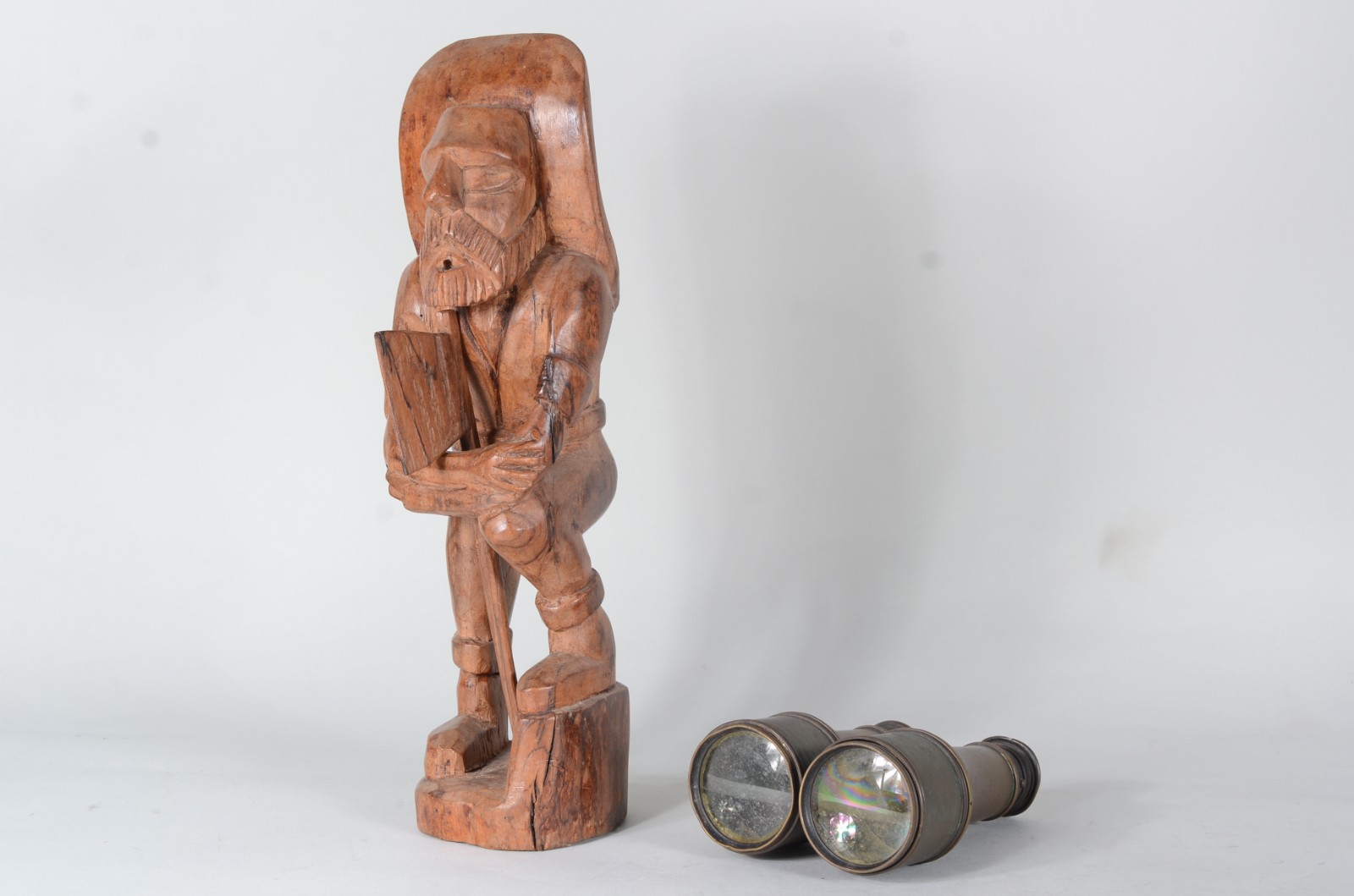 Duas peças diversas, sendo: binoculo de metal e escultura de madeira... - foto 3 de 10