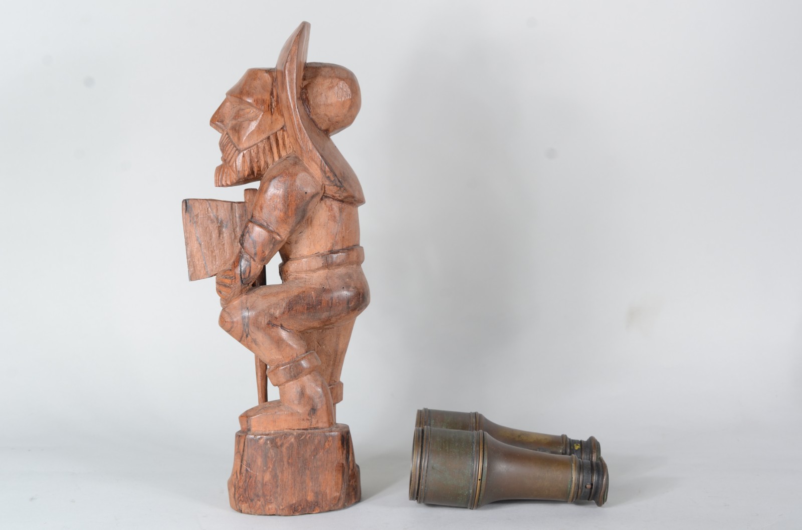 Duas peças diversas, sendo: binoculo de metal e escultura de madeira... - foto 4 de 10