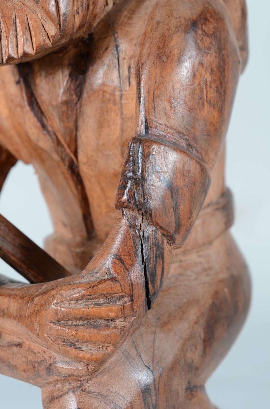 Duas peças diversas, sendo: binoculo de metal e escultura de madeira... - foto 6 de 10