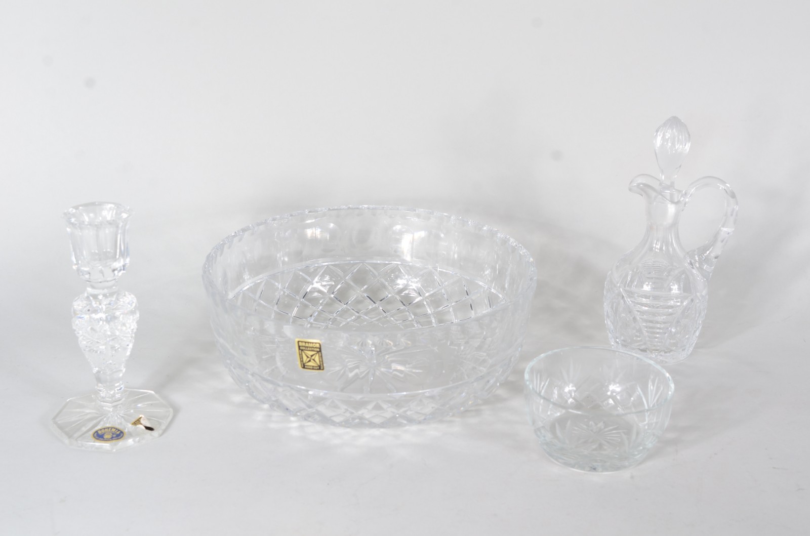 Quatro peças de cristal, sendo: bowl, galheta; castiçal e fruteira. - foto 1 de 8