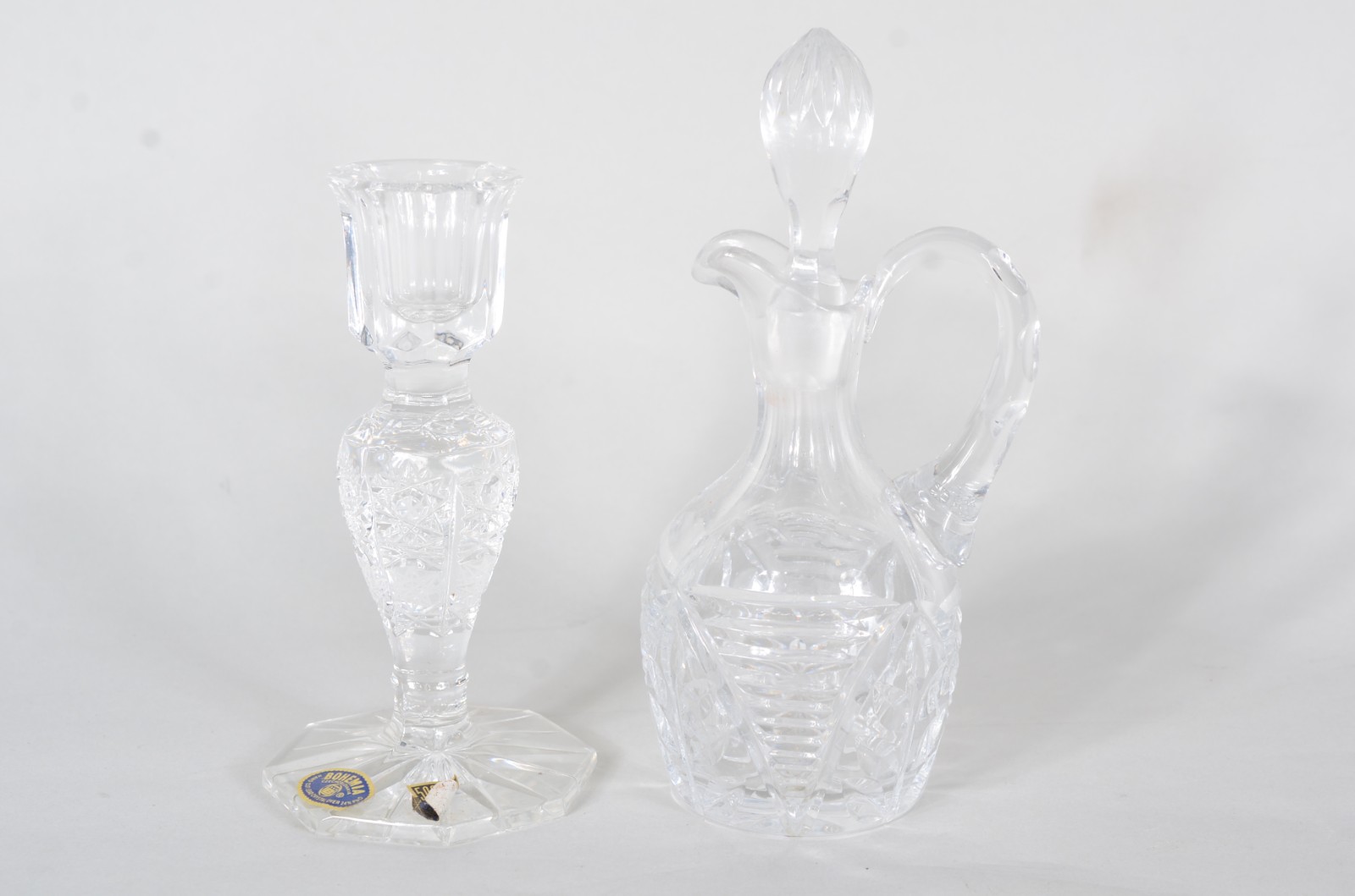 Quatro peças de cristal, sendo: bowl, galheta; castiçal e fruteira. - foto 2 de 8