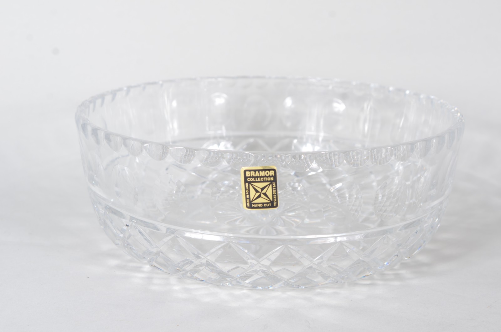 Quatro peças de cristal, sendo: bowl, galheta; castiçal e fruteira. - foto 3 de 8