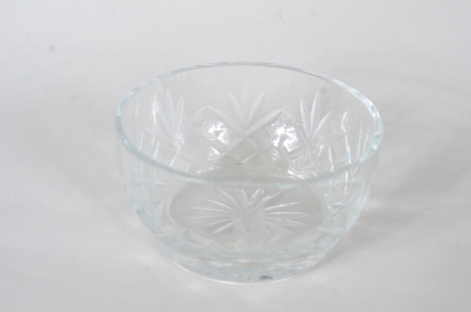 Quatro peças de cristal, sendo: bowl, galheta; castiçal e fruteira. - foto 6 de 8
