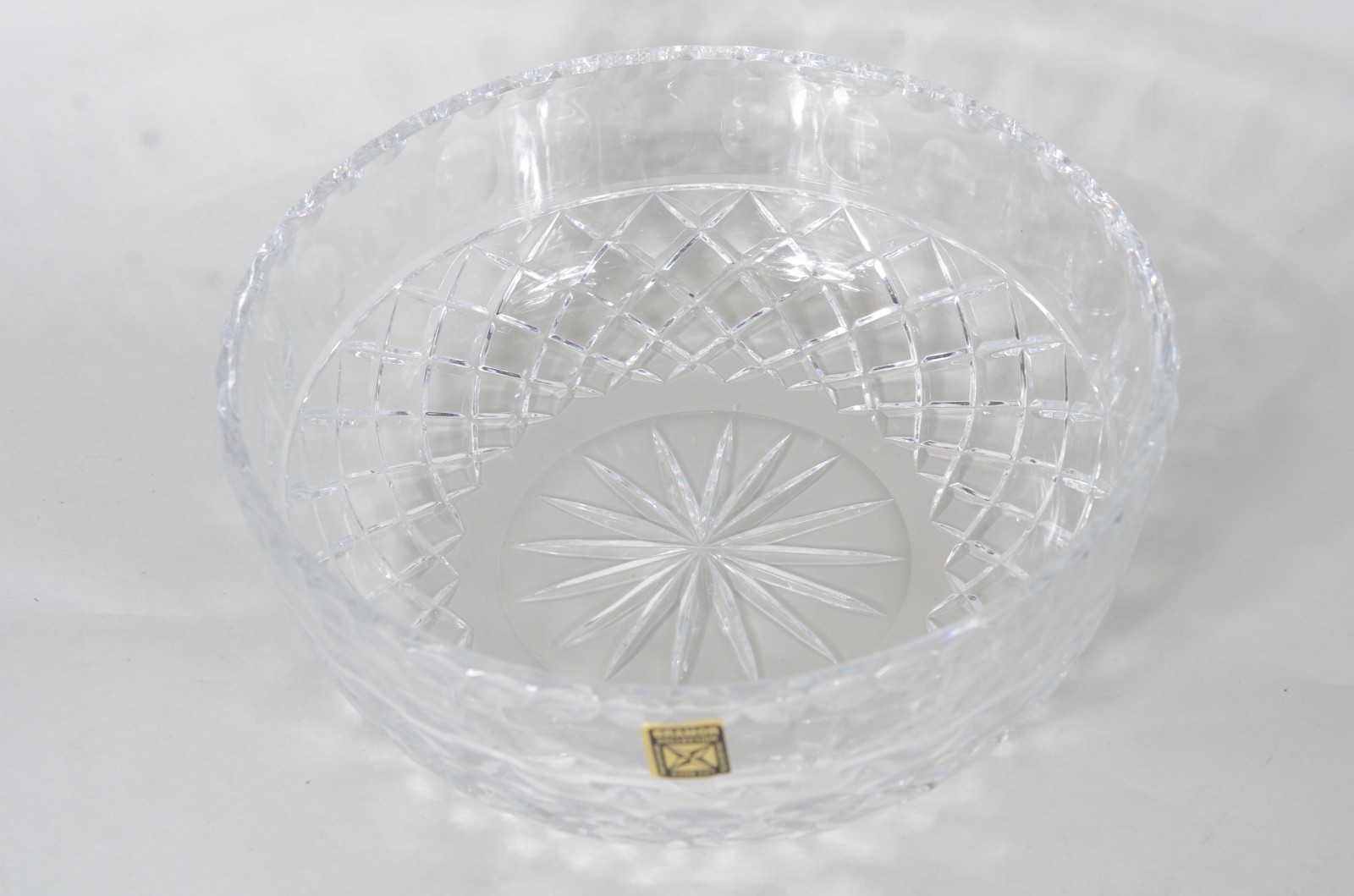 Quatro peças de cristal, sendo: bowl, galheta; castiçal e fruteira. - foto 8 de 8