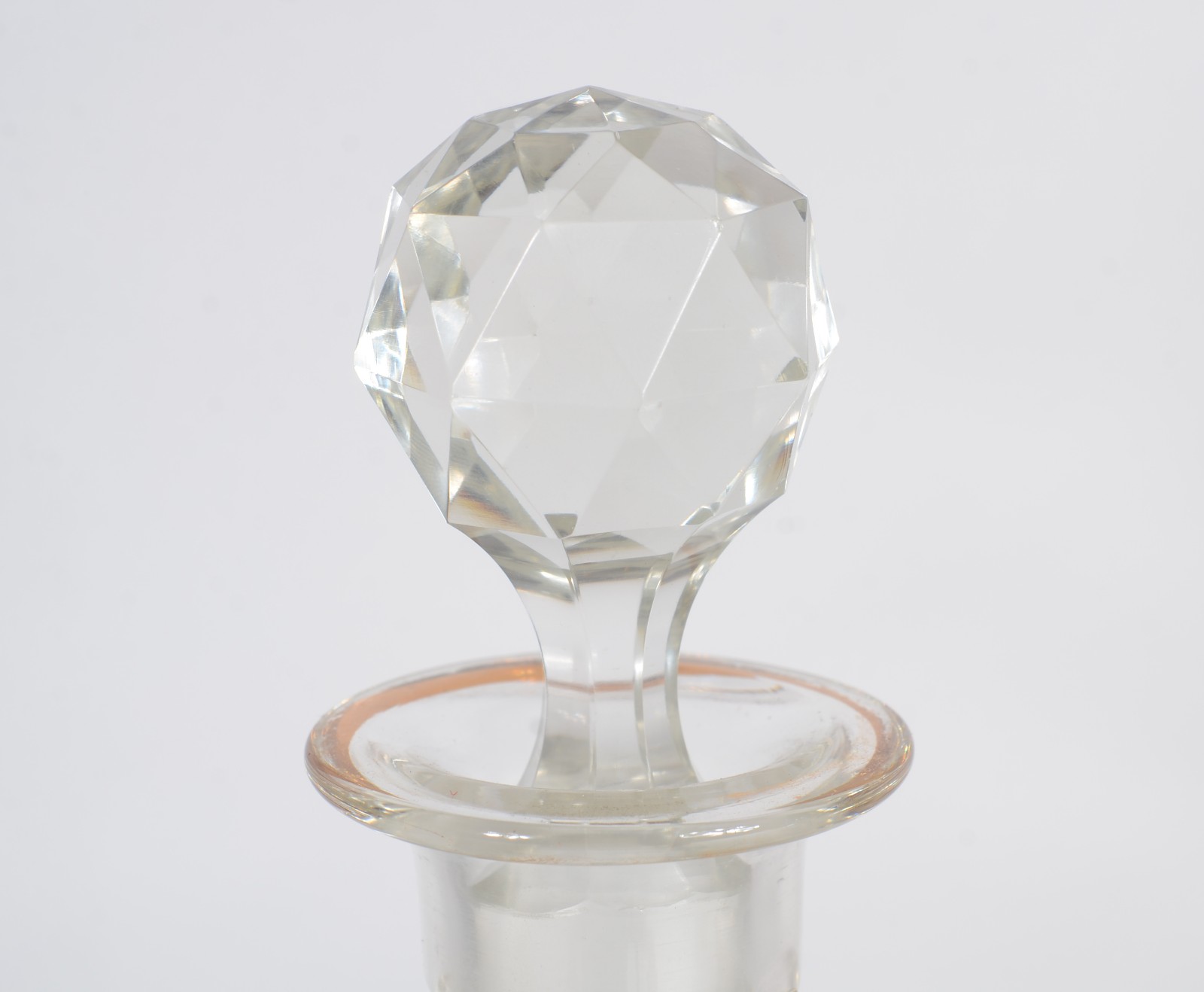 Garrafa de cristal europeu lavrado com guirlandas, resquícios de... - foto 2 de 9