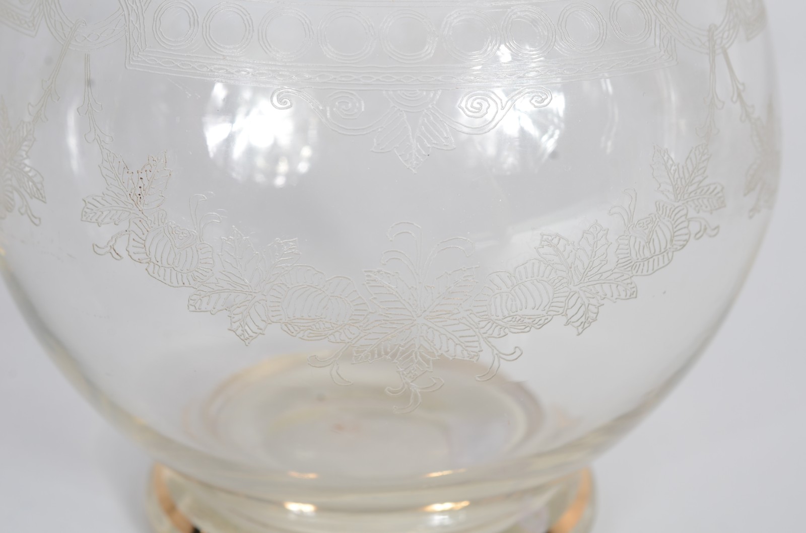Garrafa de cristal europeu lavrado com guirlandas, resquícios de... - foto 6 de 9