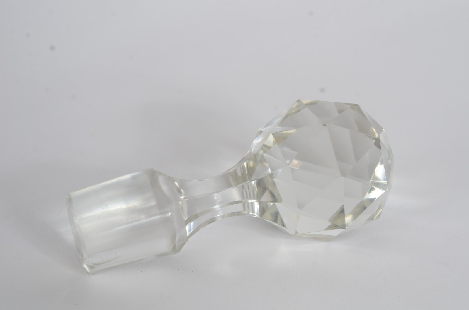 Garrafa de cristal europeu lavrado com guirlandas, resquícios de... - foto 8 de 9