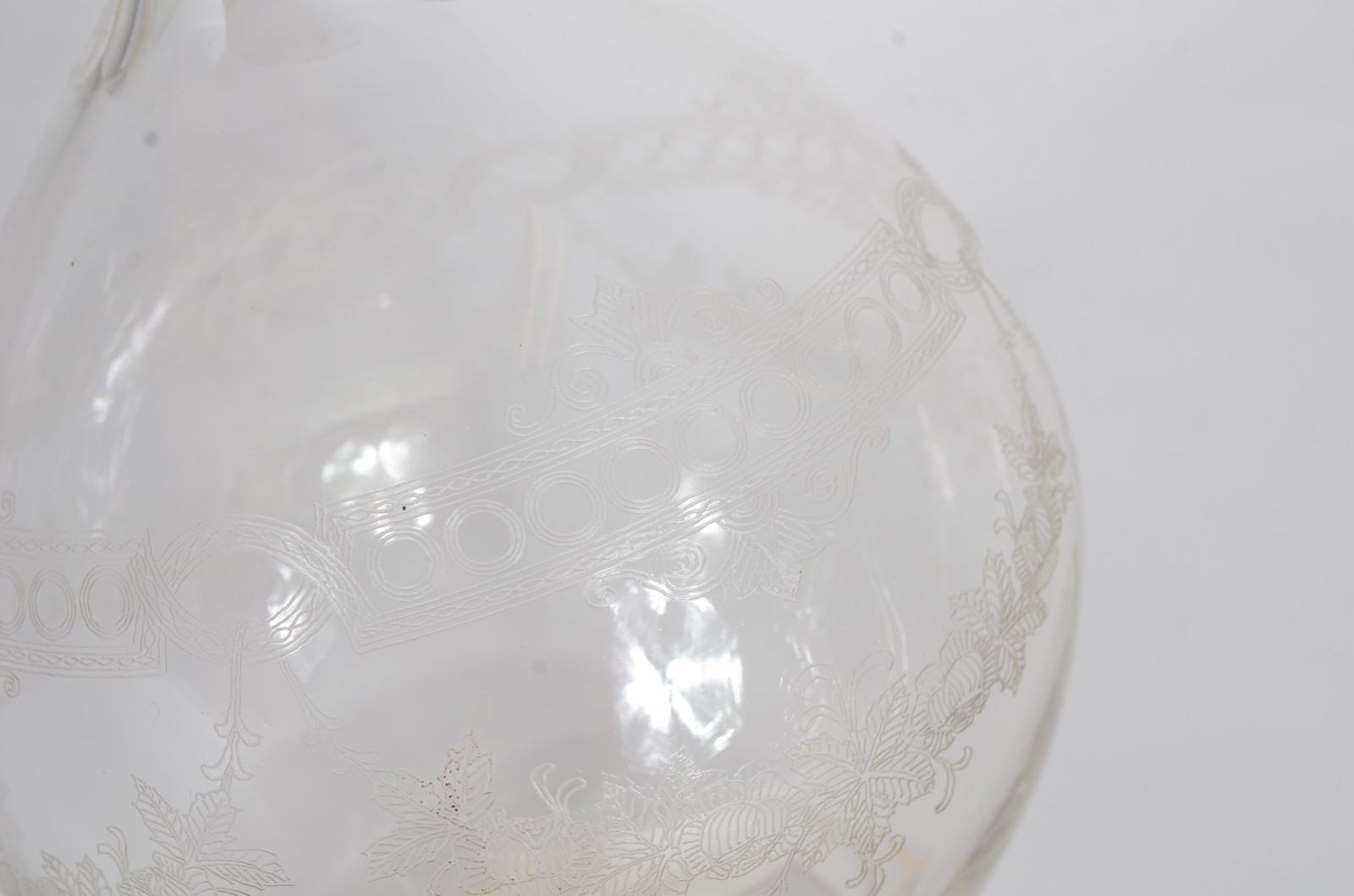 Garrafa de cristal europeu lavrado com guirlandas, resquícios de... - foto 9 de 9