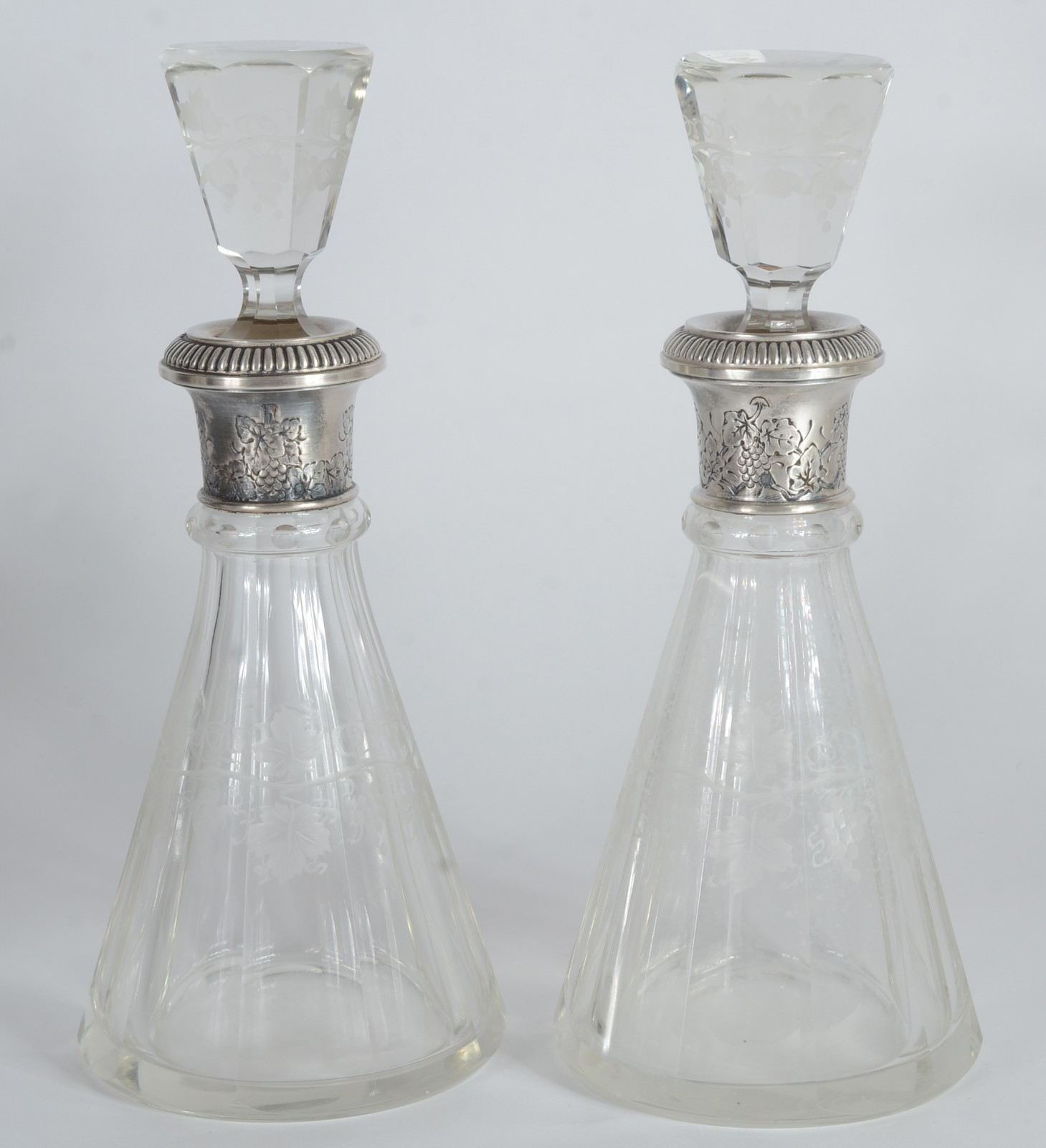 Par de garrafas de cristal com bocais de prata. Com mofo. - foto 1 de 7