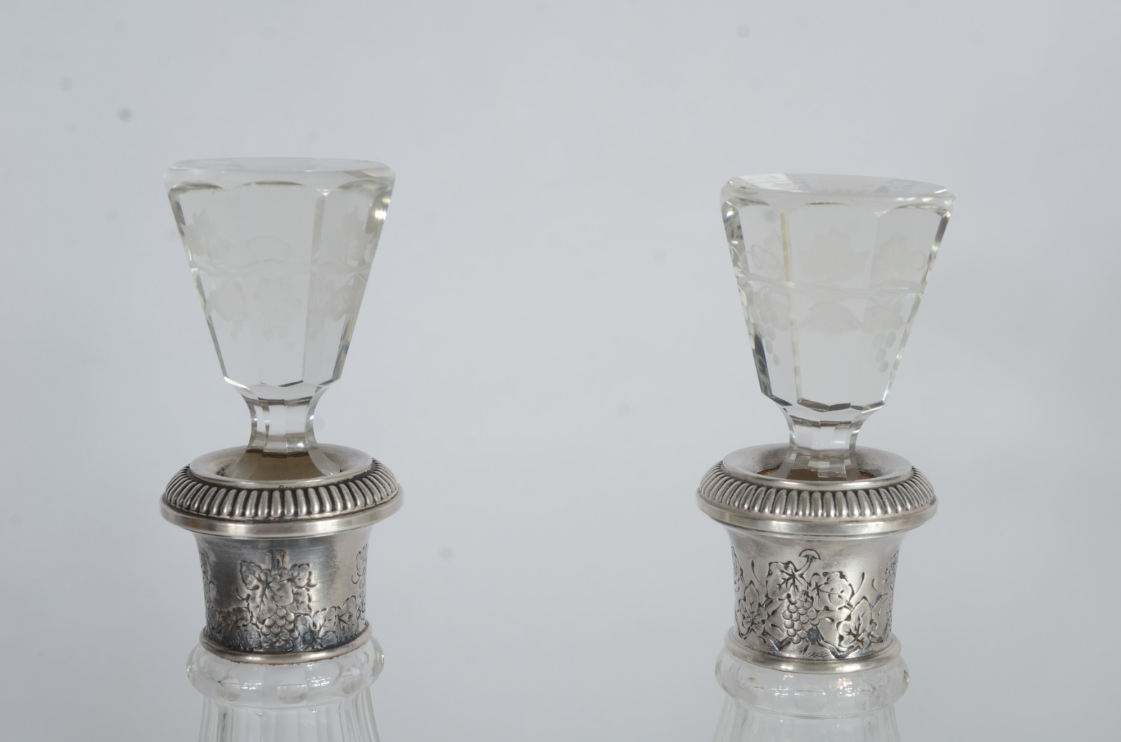 Par de garrafas de cristal com bocais de prata. Com mofo. - foto 2 de 7
