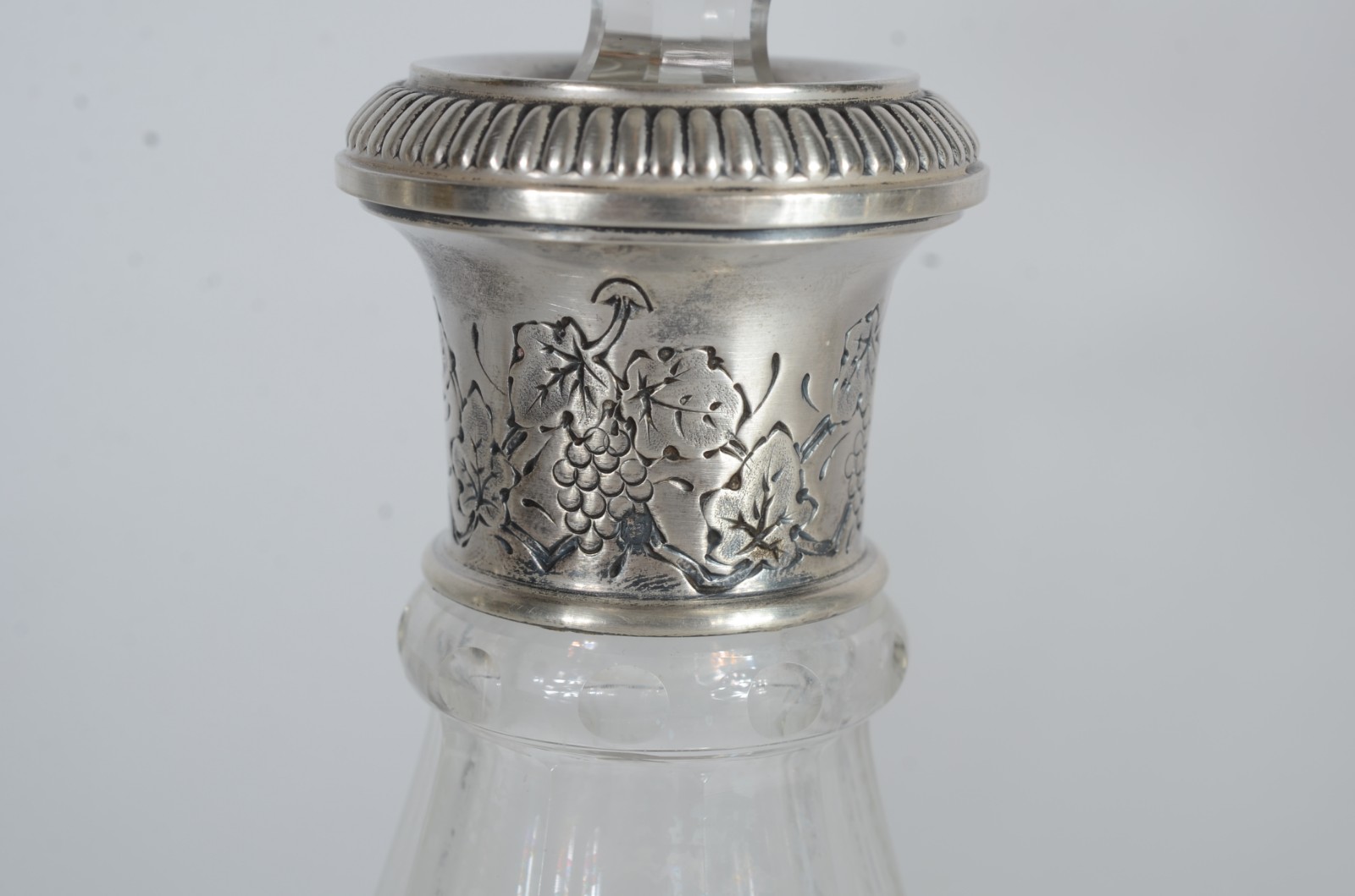 Par de garrafas de cristal com bocais de prata. Com mofo. - foto 4 de 7