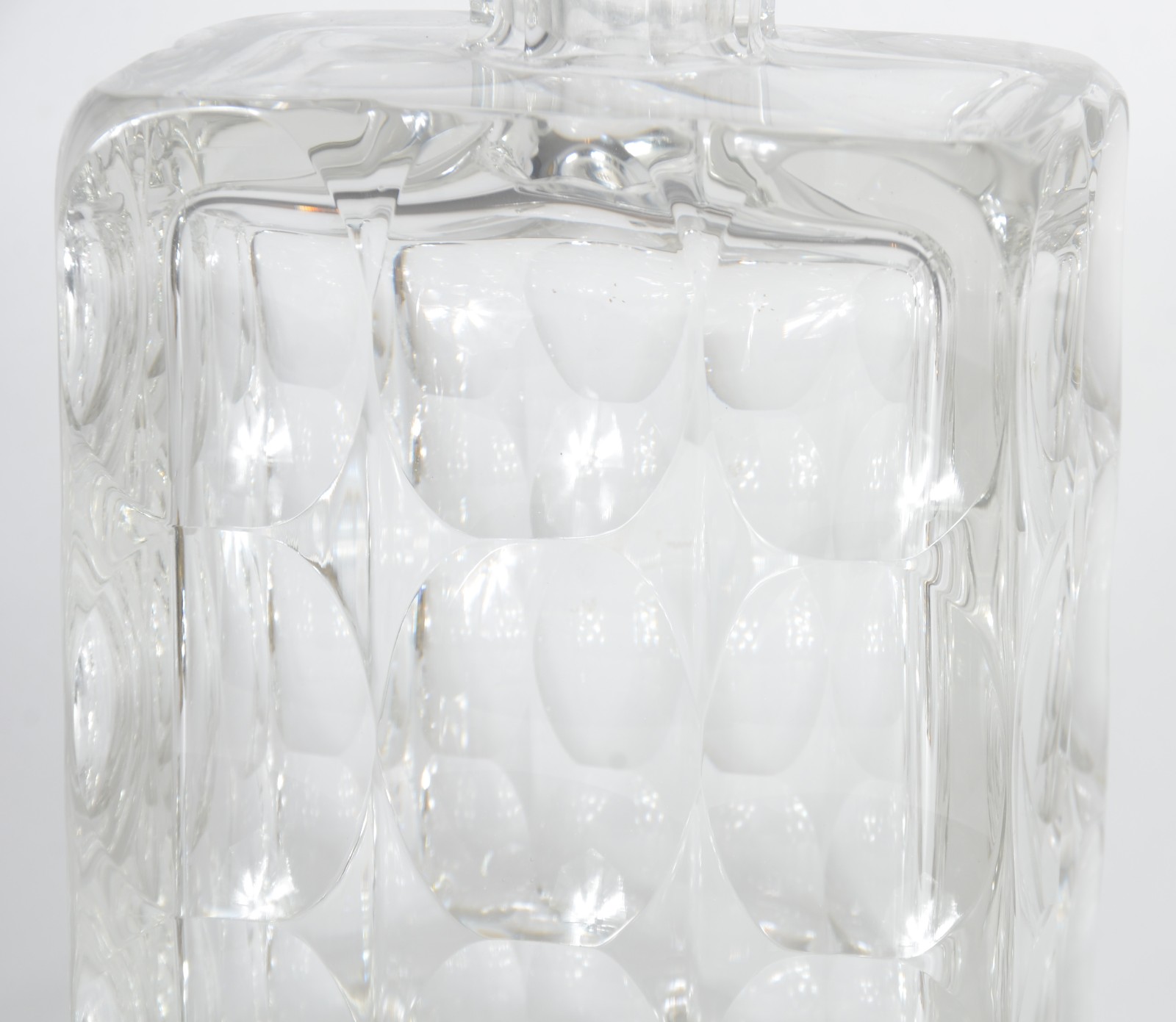 Garrafa de cristal lapidada com círculos. - foto 4 de 7