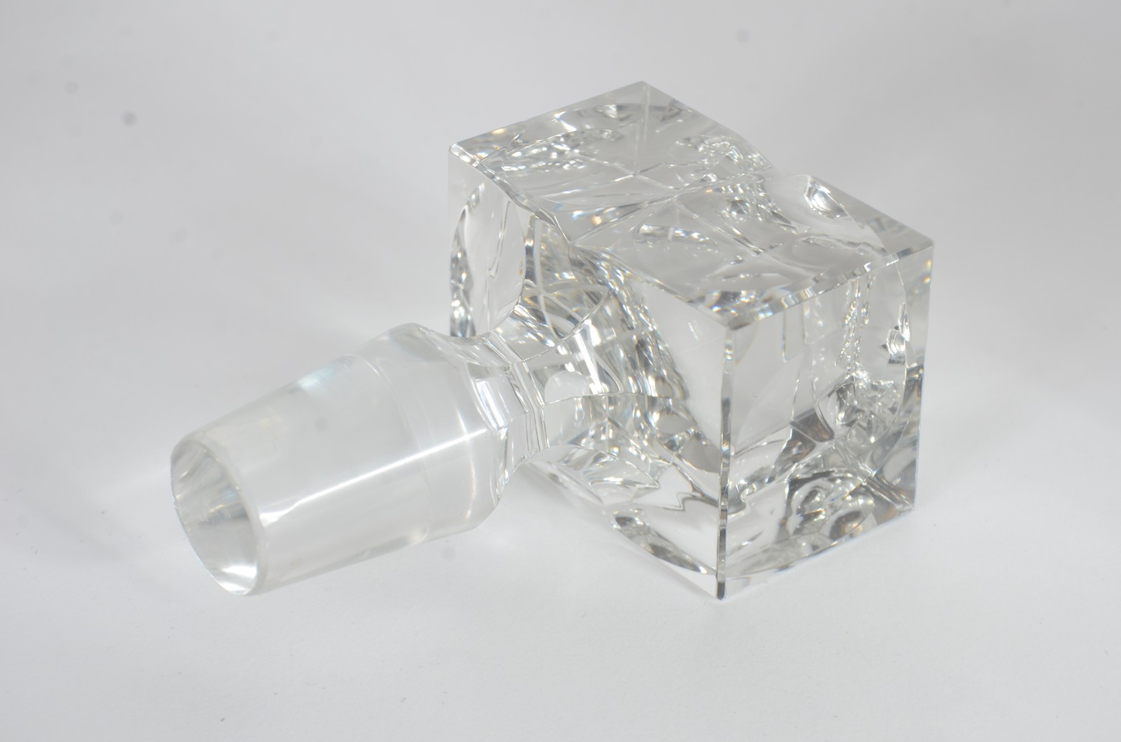 Garrafa de cristal lapidada com círculos. - foto 6 de 7