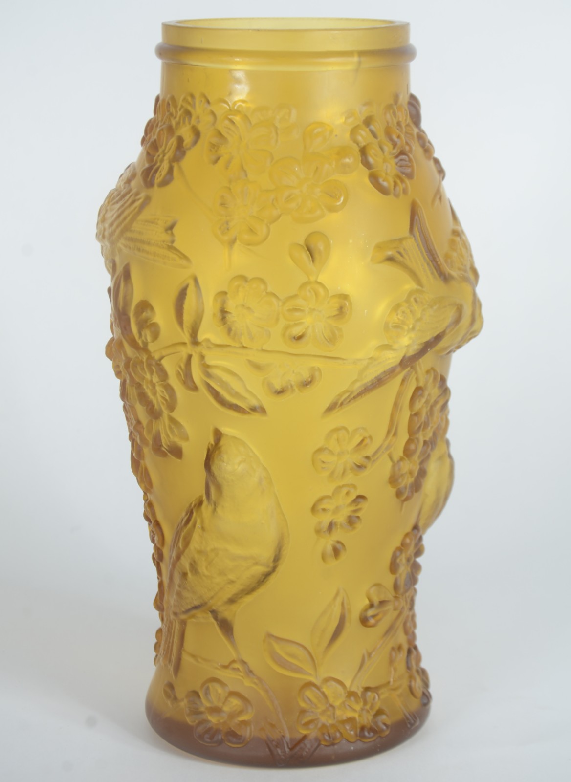 Vaso de cristal amarelo com pássaros e flores em relevo. - foto 1 de 7
