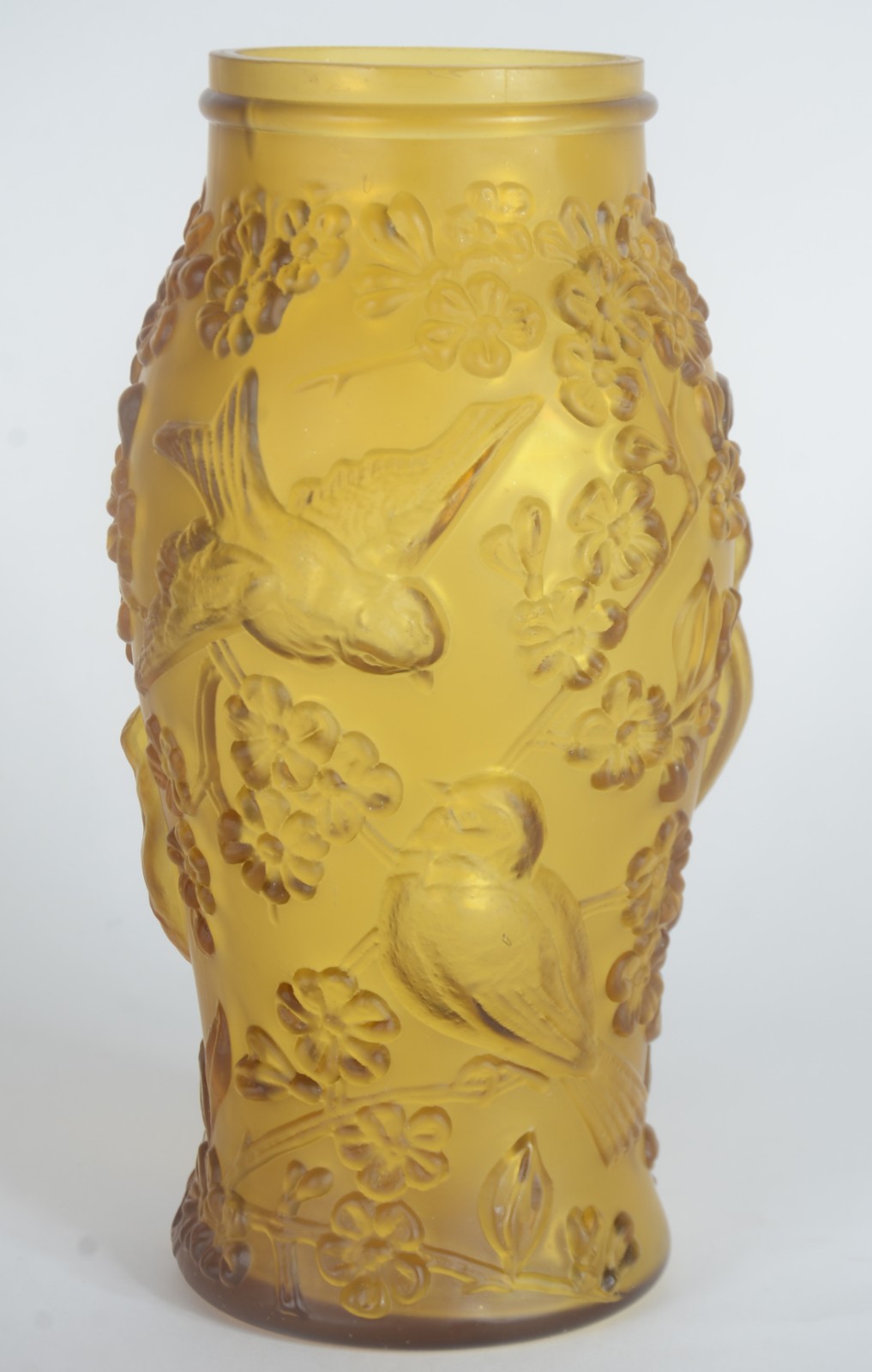 Vaso de cristal amarelo com pássaros e flores em relevo. - foto 2 de 7