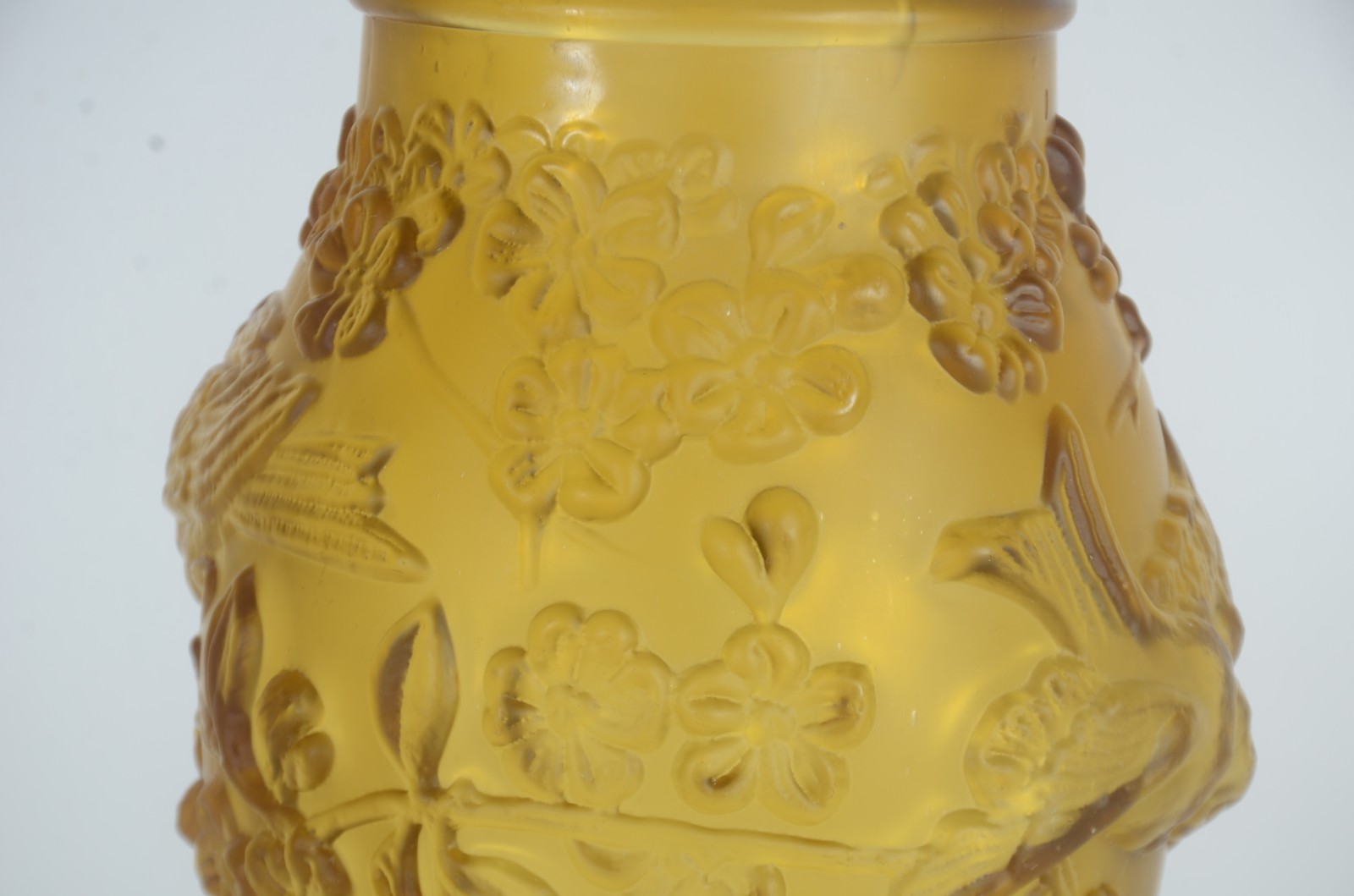 Vaso de cristal amarelo com pássaros e flores em relevo. - foto 3 de 7
