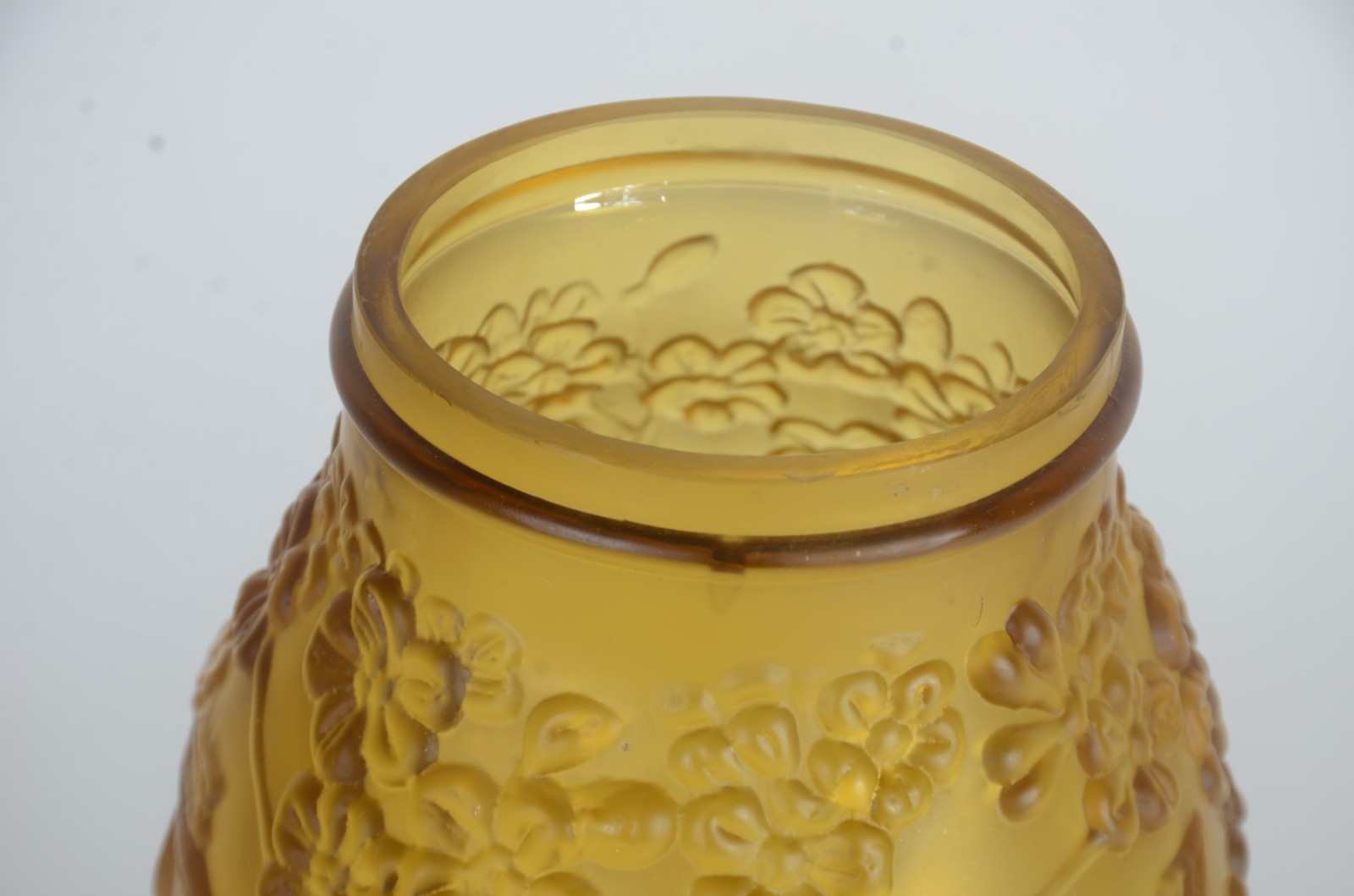 Vaso de cristal amarelo com pássaros e flores em relevo. - foto 4 de 7