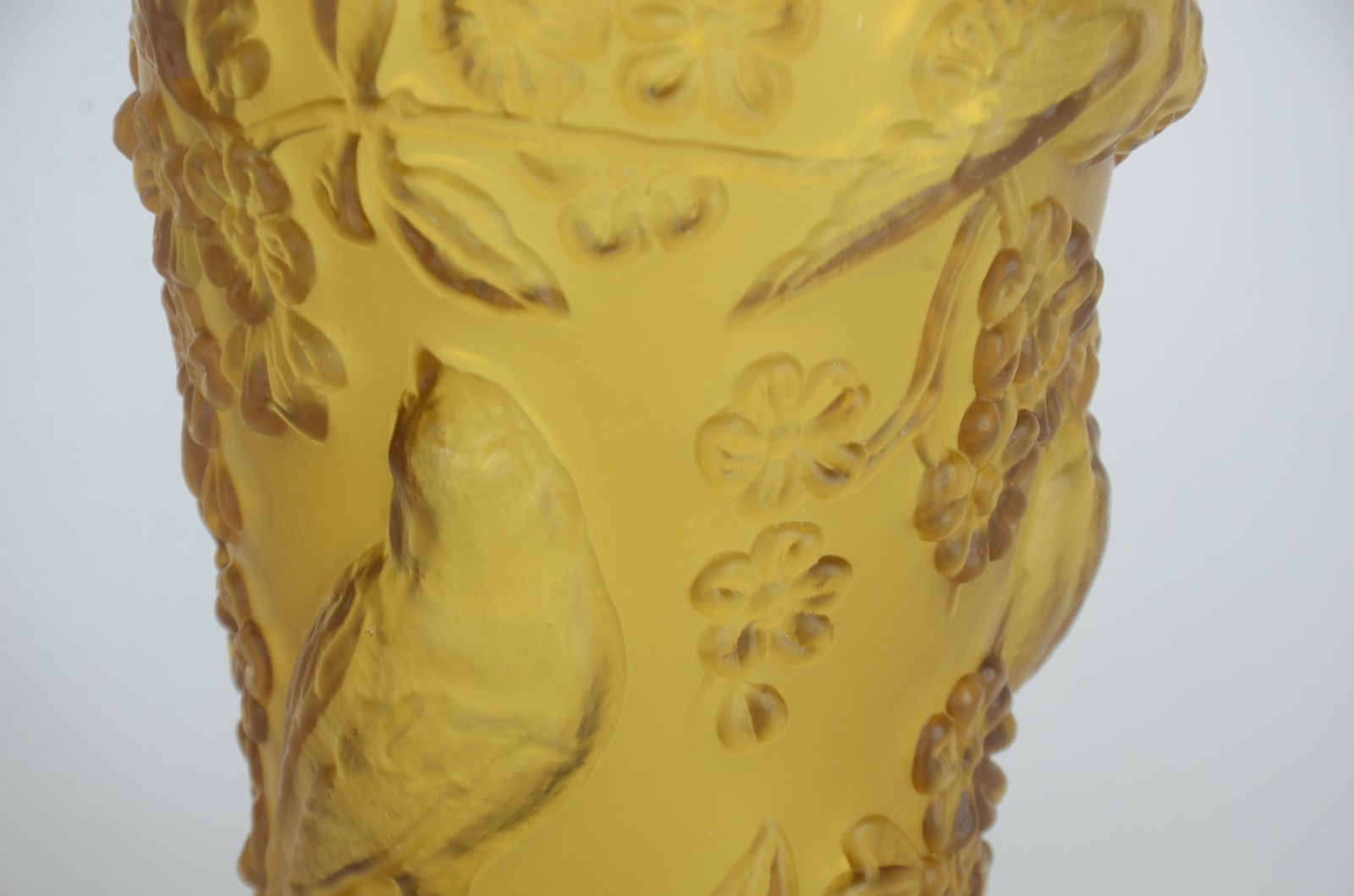 Vaso de cristal amarelo com pássaros e flores em relevo. - foto 6 de 7