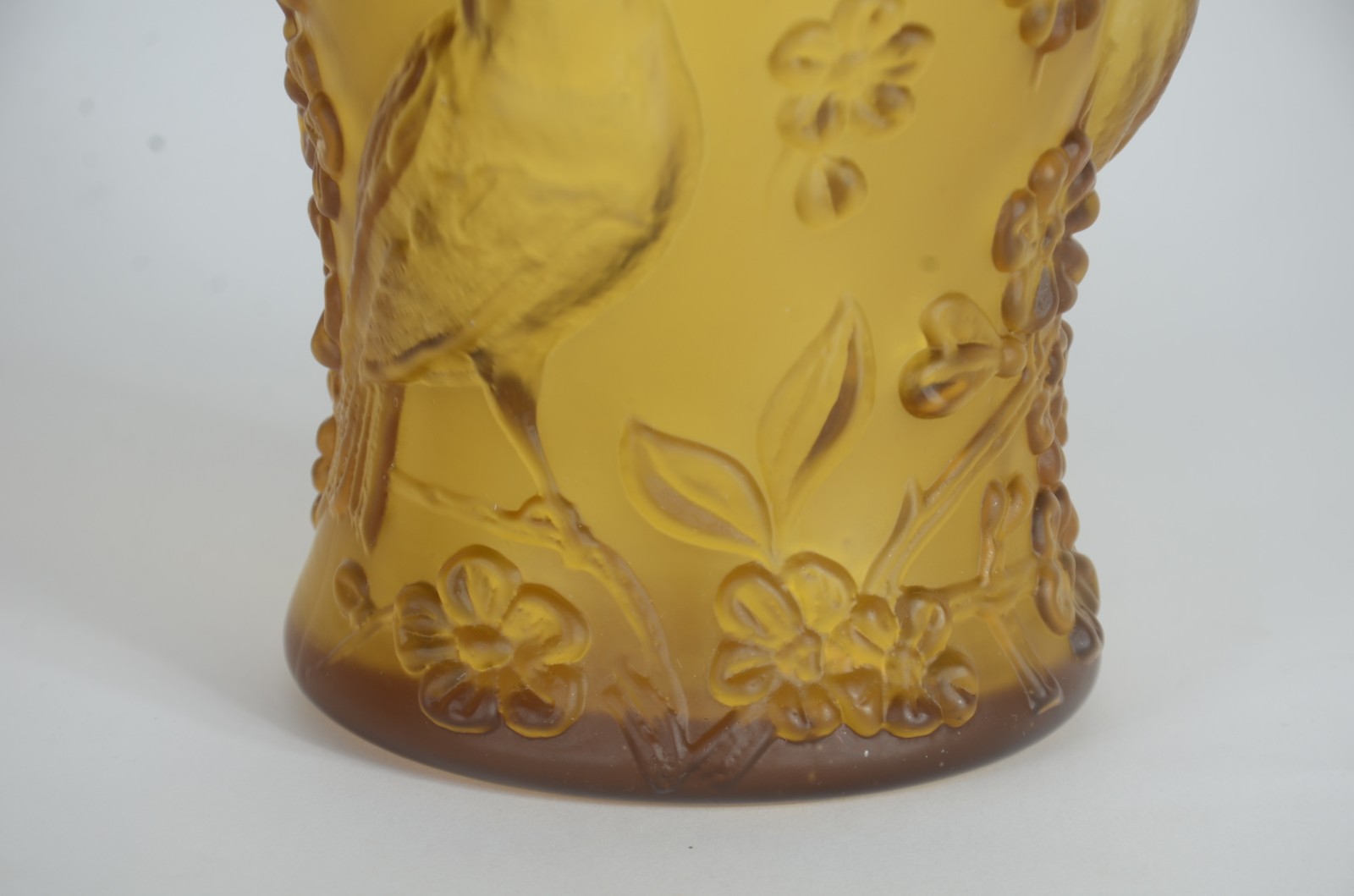 Vaso de cristal amarelo com pássaros e flores em relevo. - foto 7 de 7